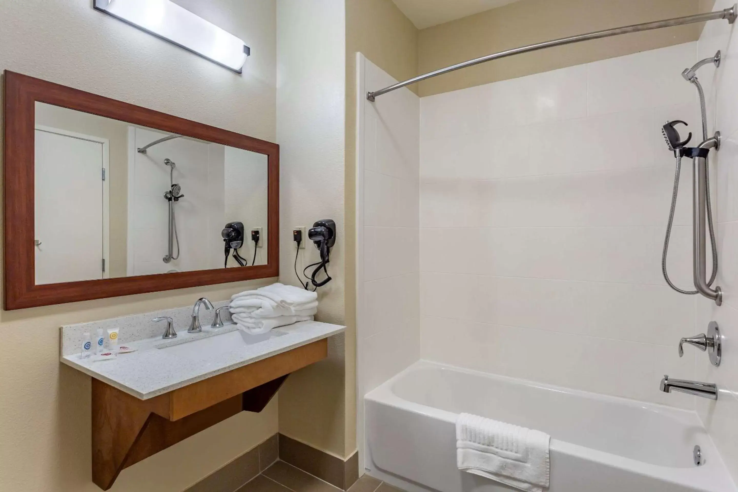 Photo of the whole room, Bathroom in Comfort Suites Cordova