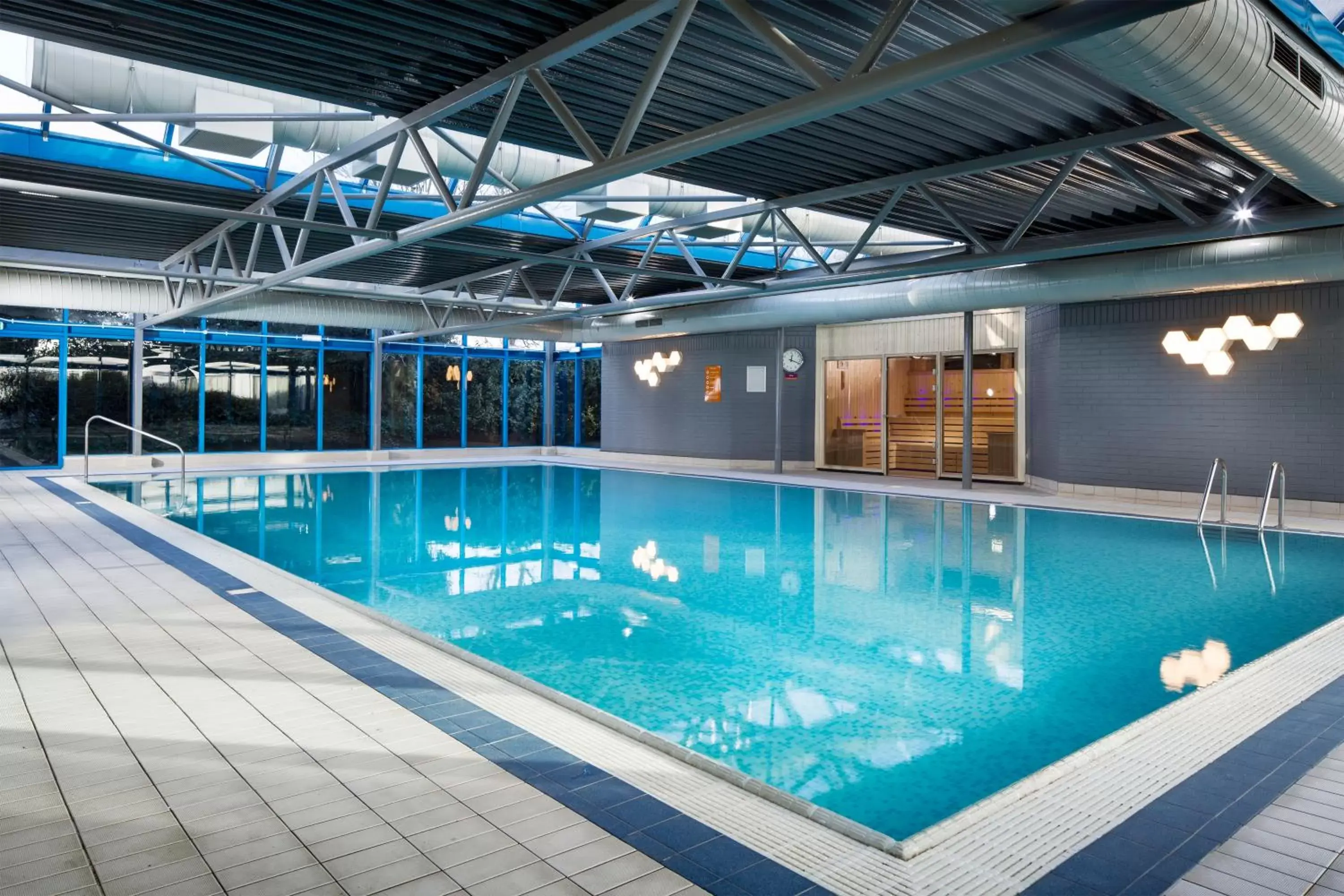 Swimming pool in Radisson Hotel and Conference Centre London Heathrow Swimming pool in Radisson Hotel and Conference Centre London Heathrow