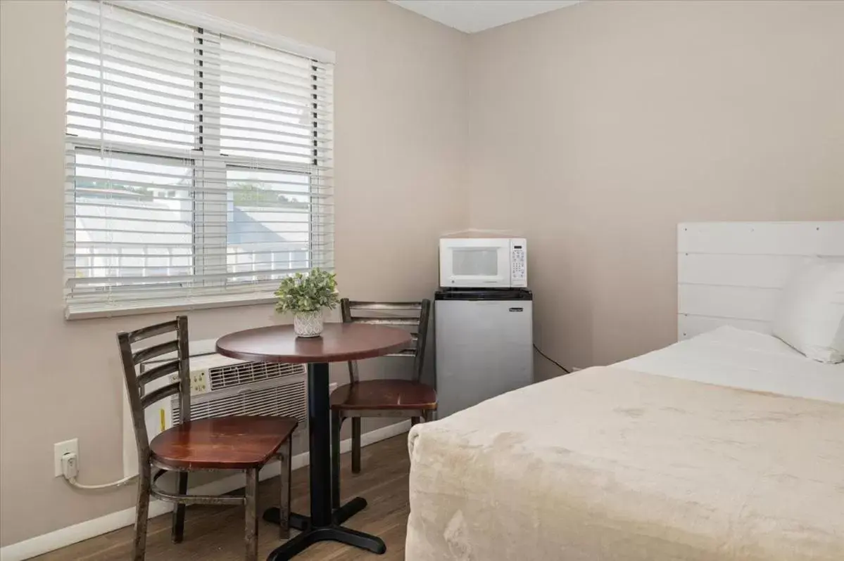 Dining Area in Beach Bum West-O Motel