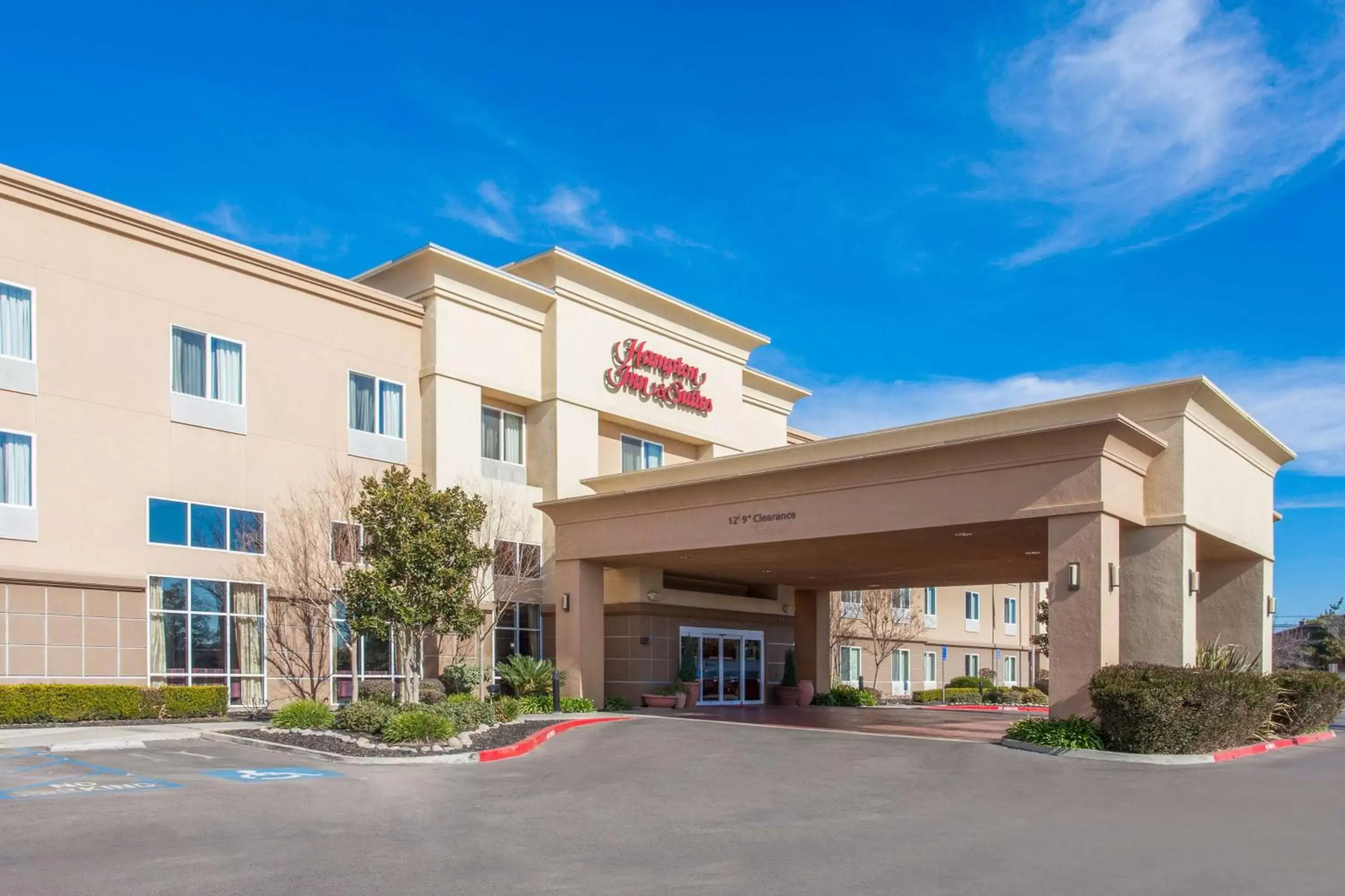 Property building in Hampton Inn and Suites Merced Property building in Hampton Inn and Suites Merced