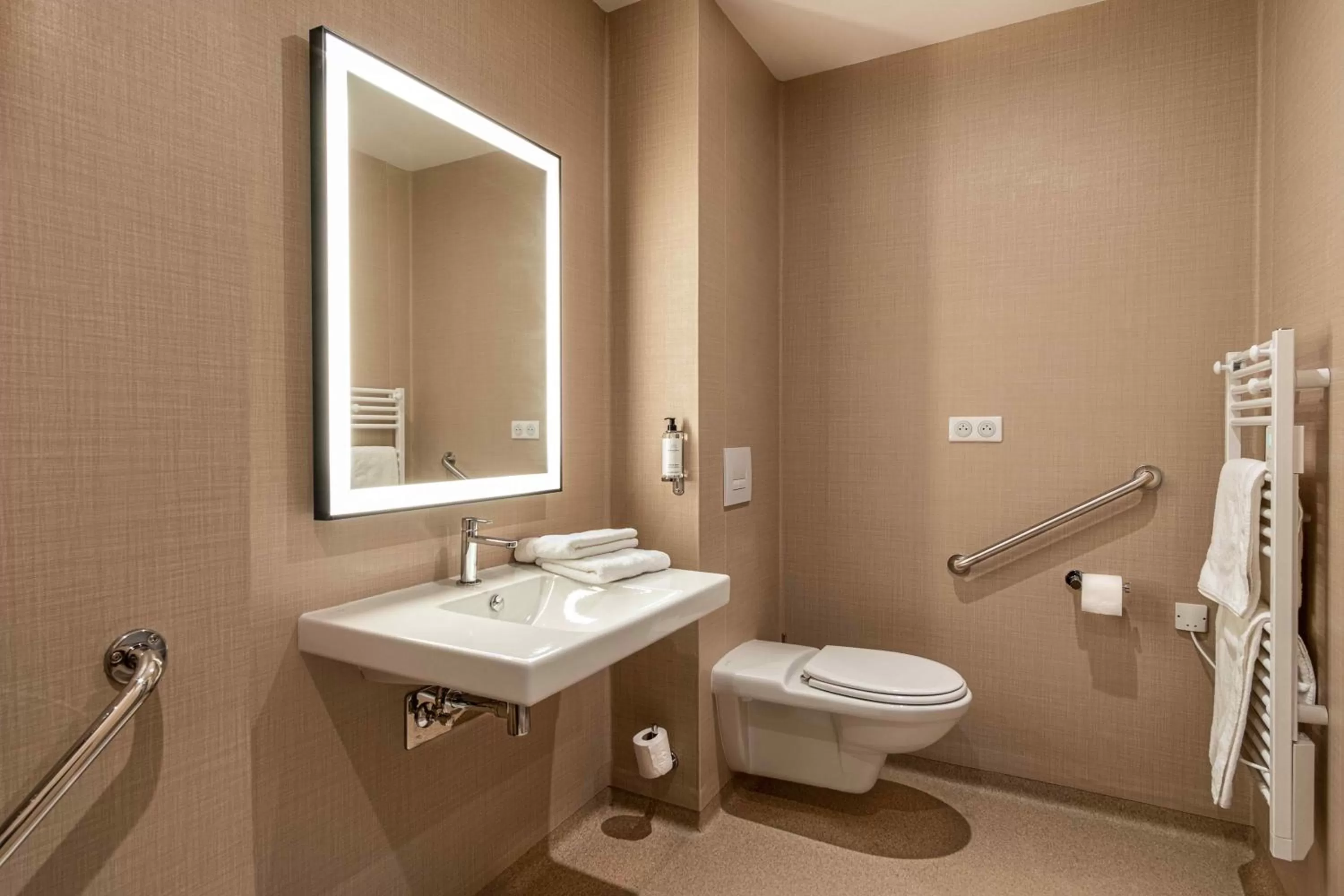 Toilet in Mayrena Hotel Restaurant