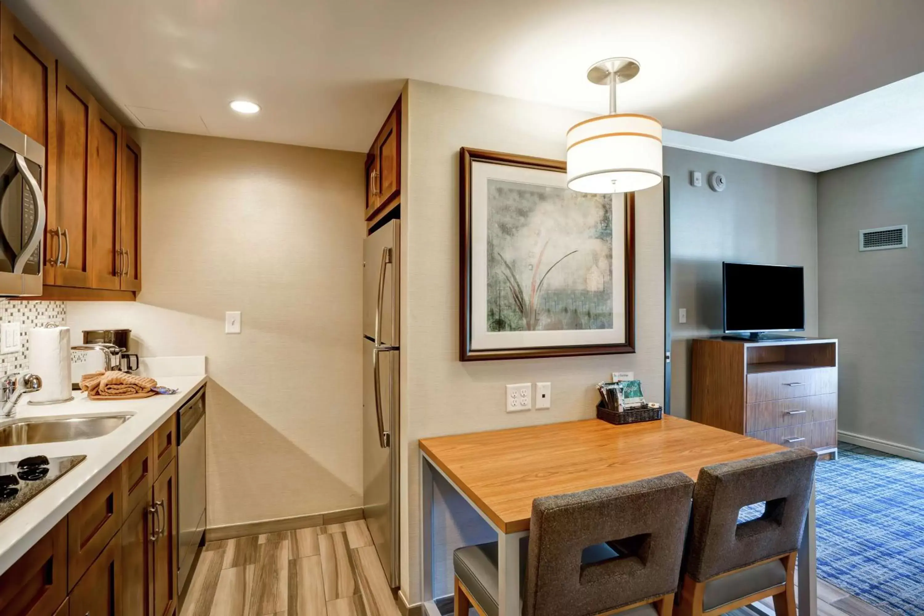 Bedroom, Kitchen/Kitchenette in Homewood Suites by Hilton Boston Brookline-Longwood Medical