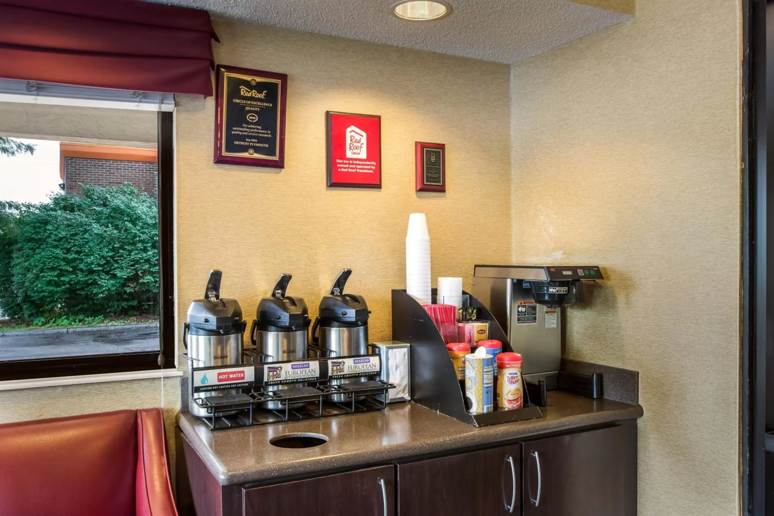 Lobby or reception, Coffee/Tea Facilities in Red Roof Inn Detroit - Plymouth/Canton