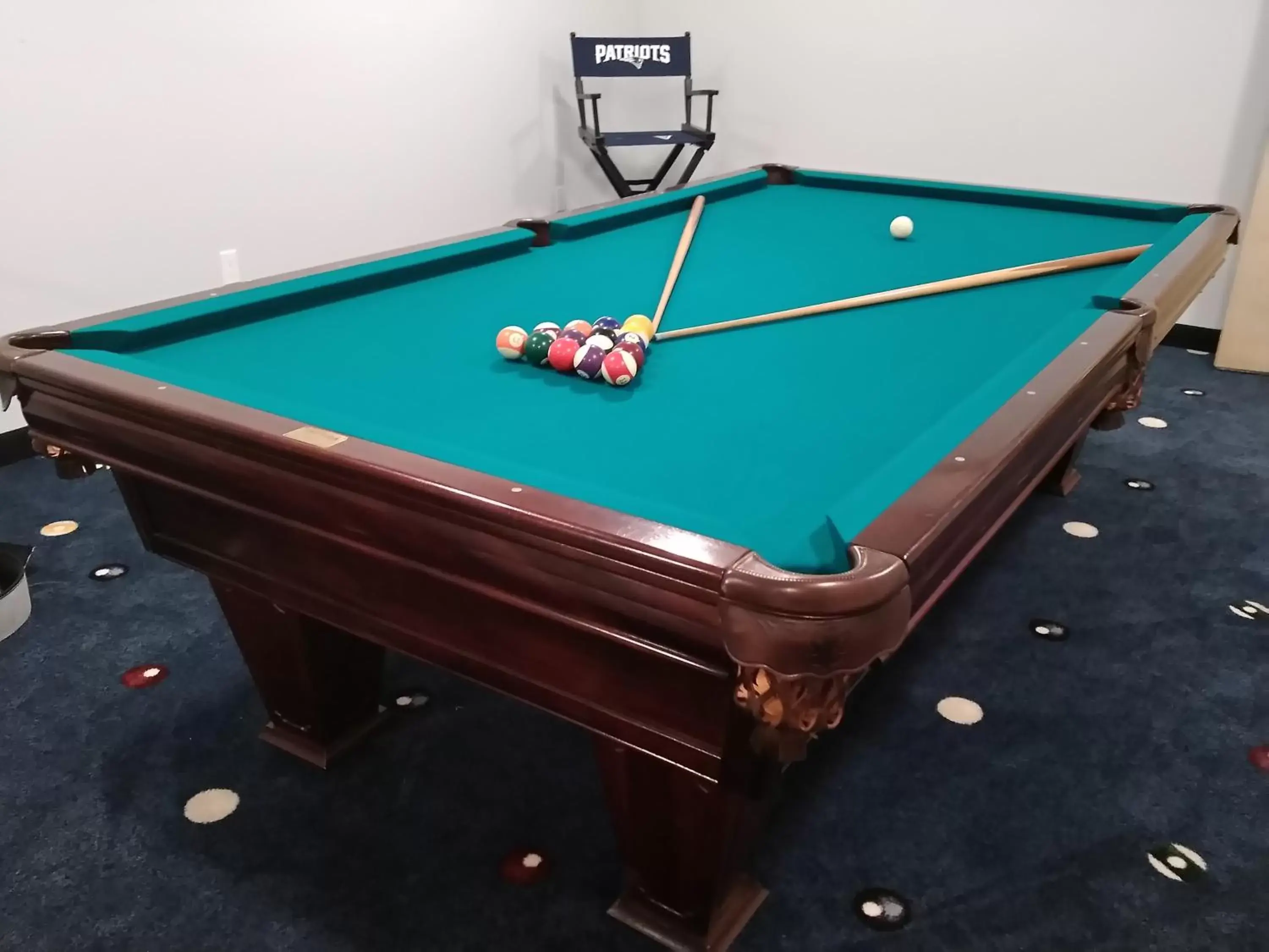 Communal lounge/ TV room, Billiards in The Inn on Mount Desert