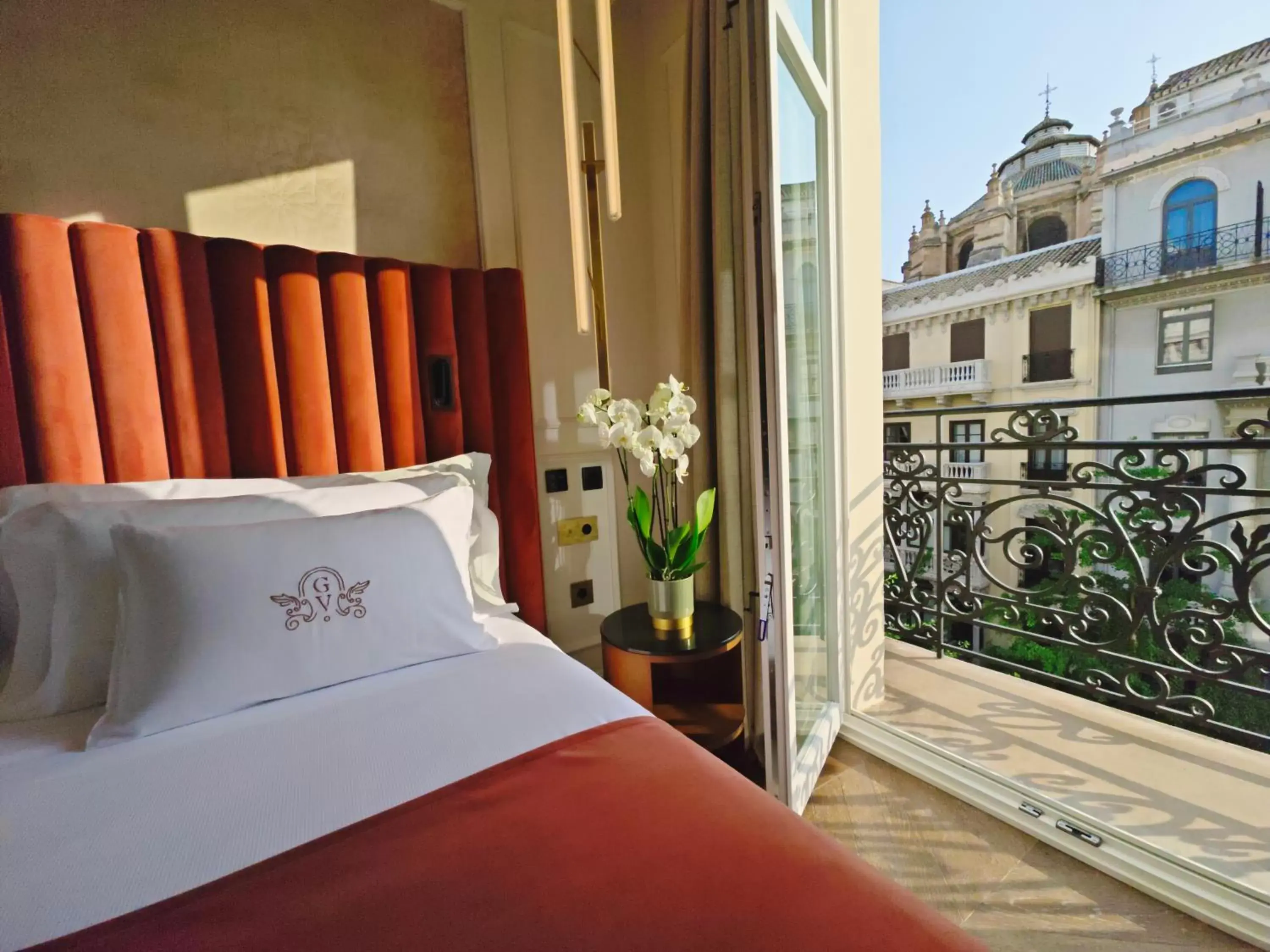 City view, Bed in Palacio Gran Vía, a Royal Hideaway Hotel