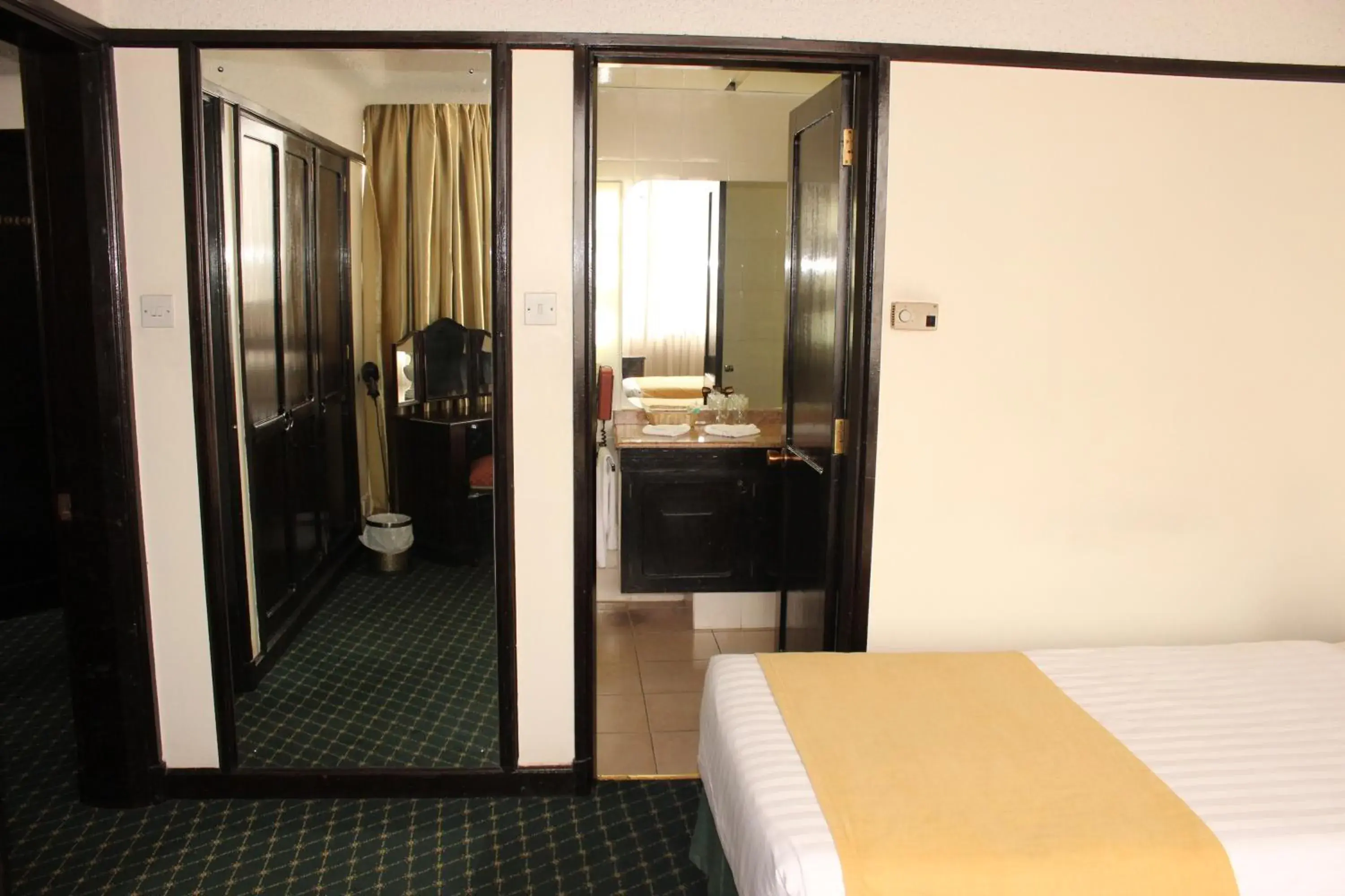 Bedroom, Bathroom in Nairobi Safari Club