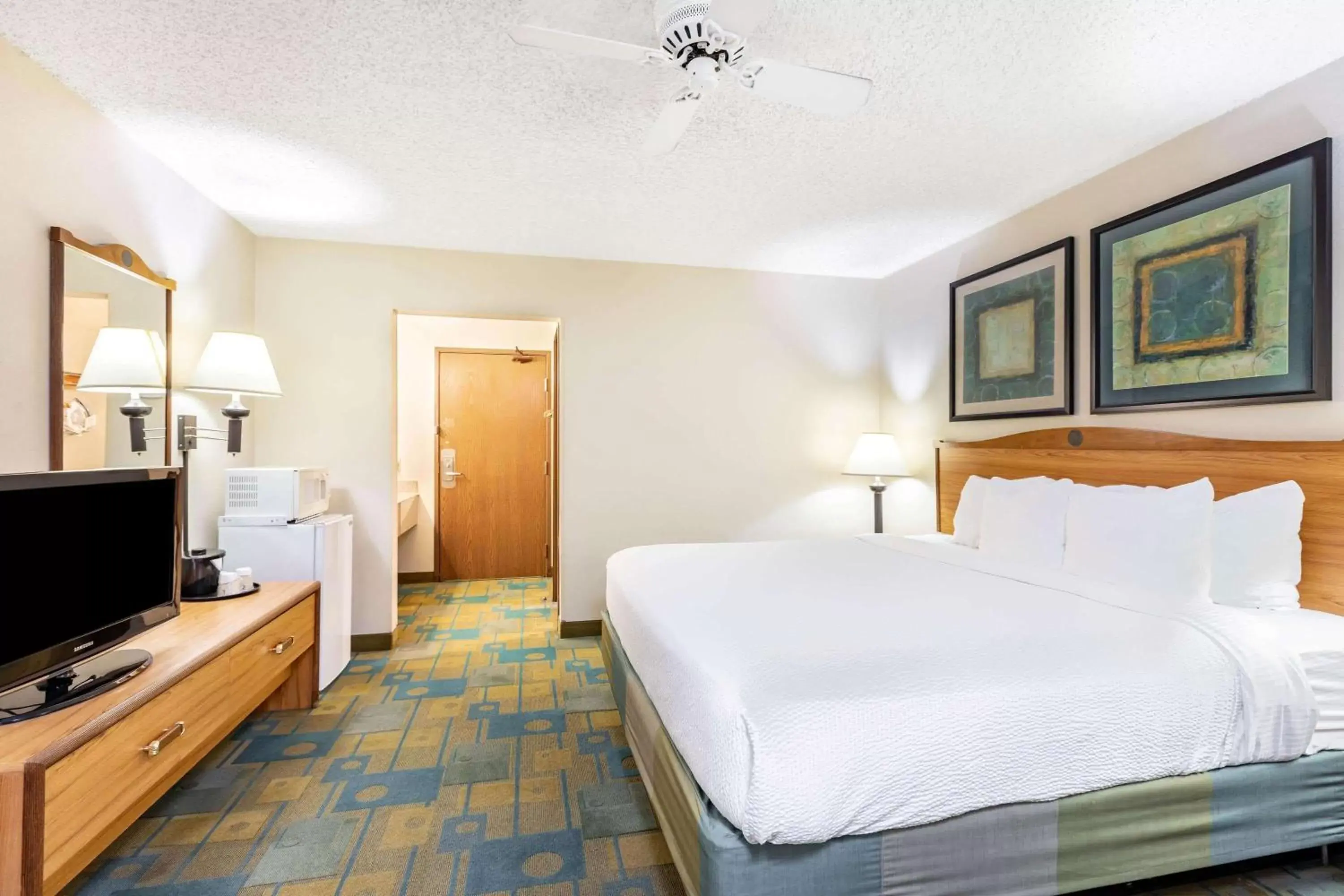 Photo of the whole room, Bed in La Quinta by Wyndham El Paso East