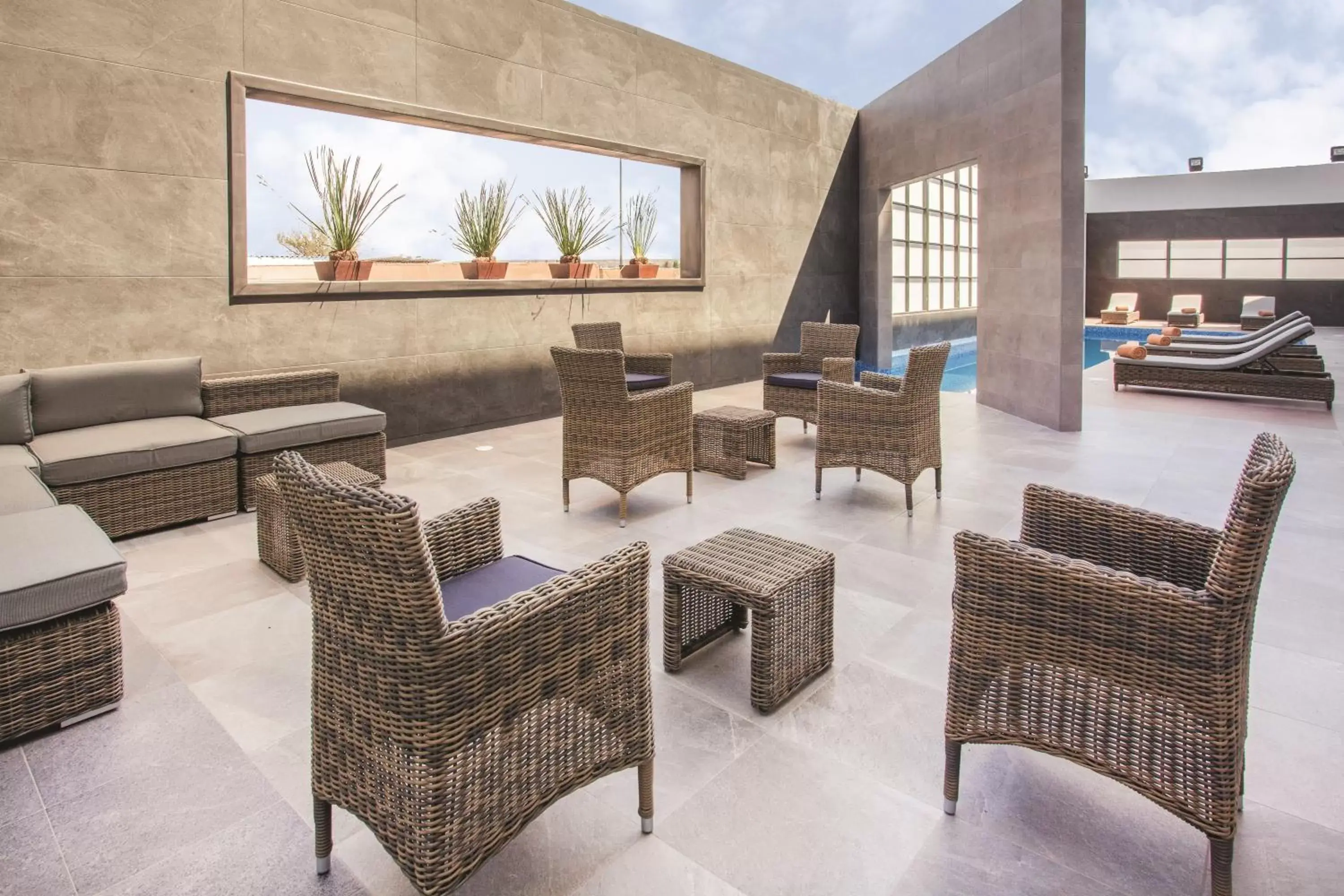 Swimming pool, Lounge/Bar in La Quinta by Wyndham Aguascalientes