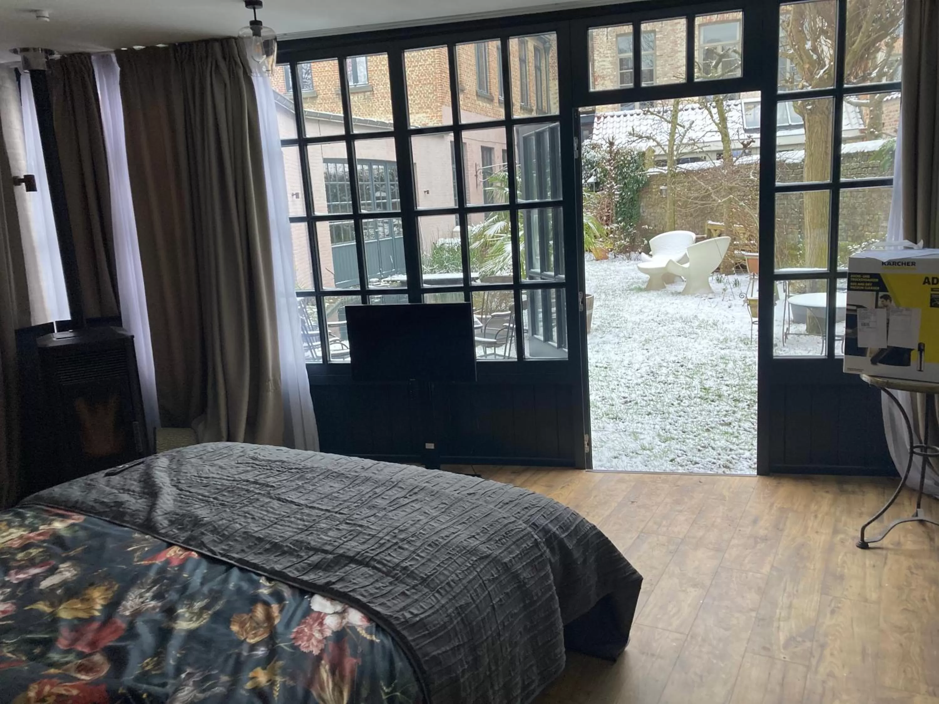 Bed in Canal Central