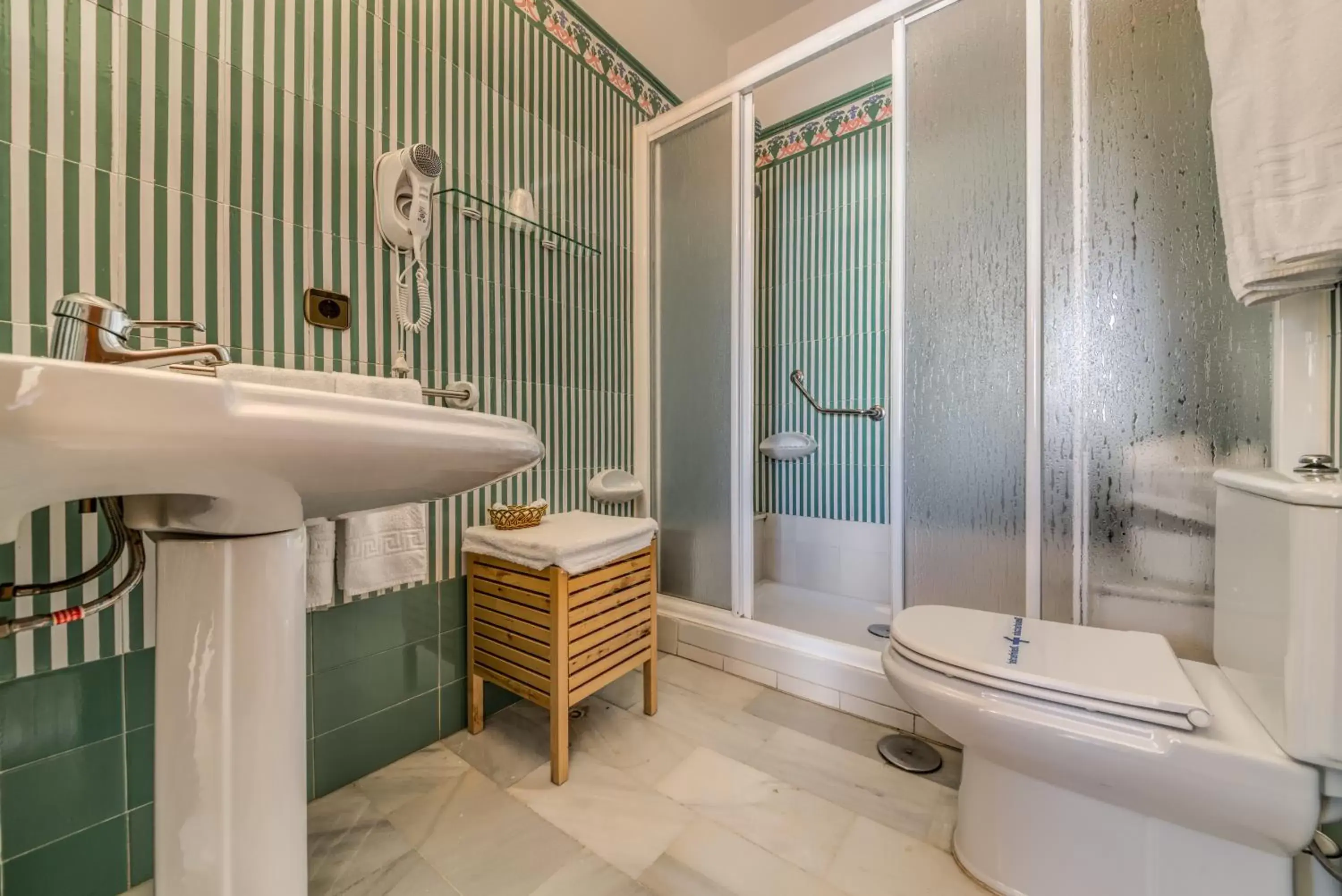 Shower, Bathroom in Hotel La Española