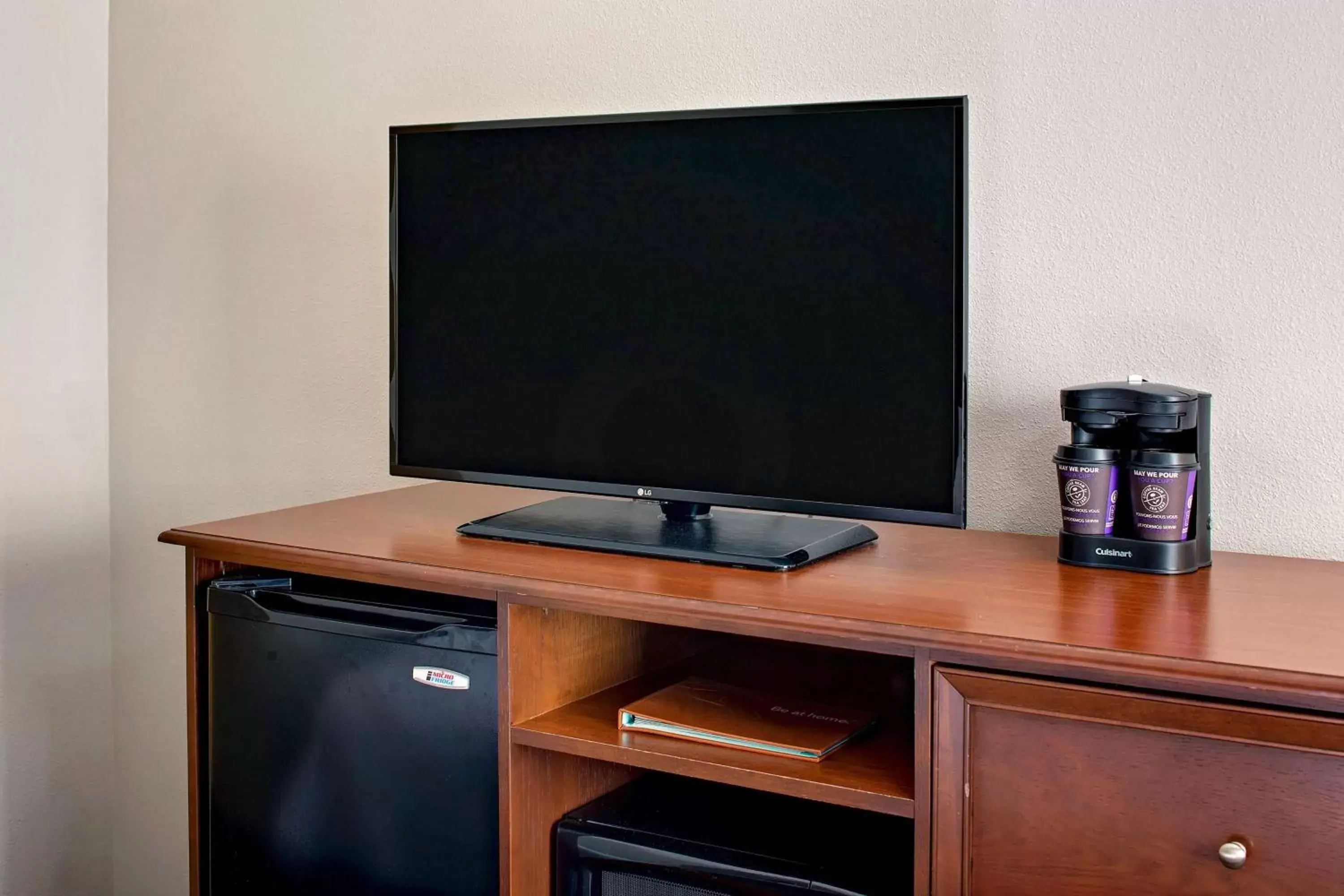 Bedroom, TV/Entertainment Center in Homewood Suites by Hilton Raleigh/Cary