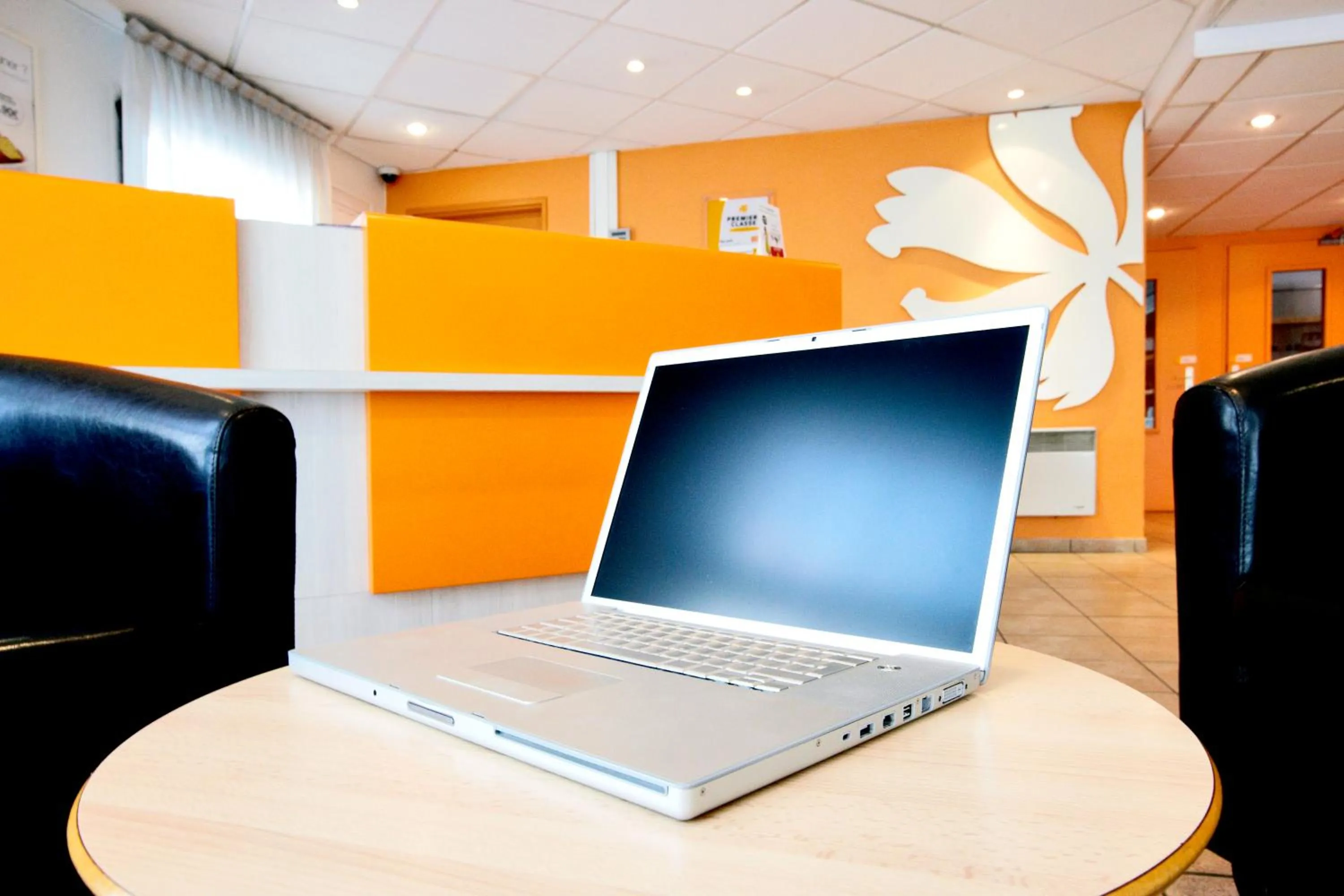 TV and multimedia in Première Classe Paris Ouest - Pont de Suresnes