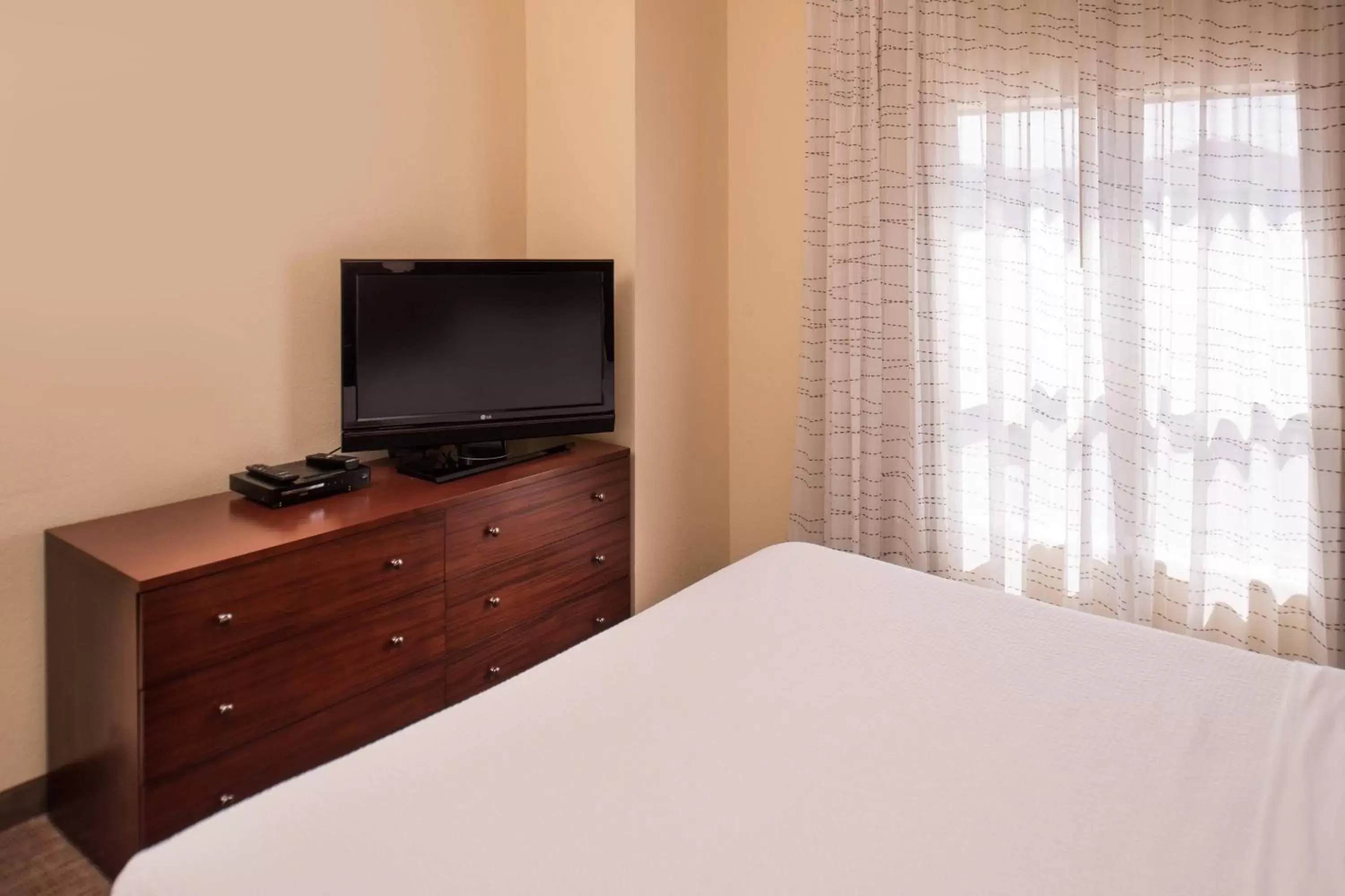 Bedroom, TV/Entertainment Center in Residence Inn by Marriott Albuquerque Airport