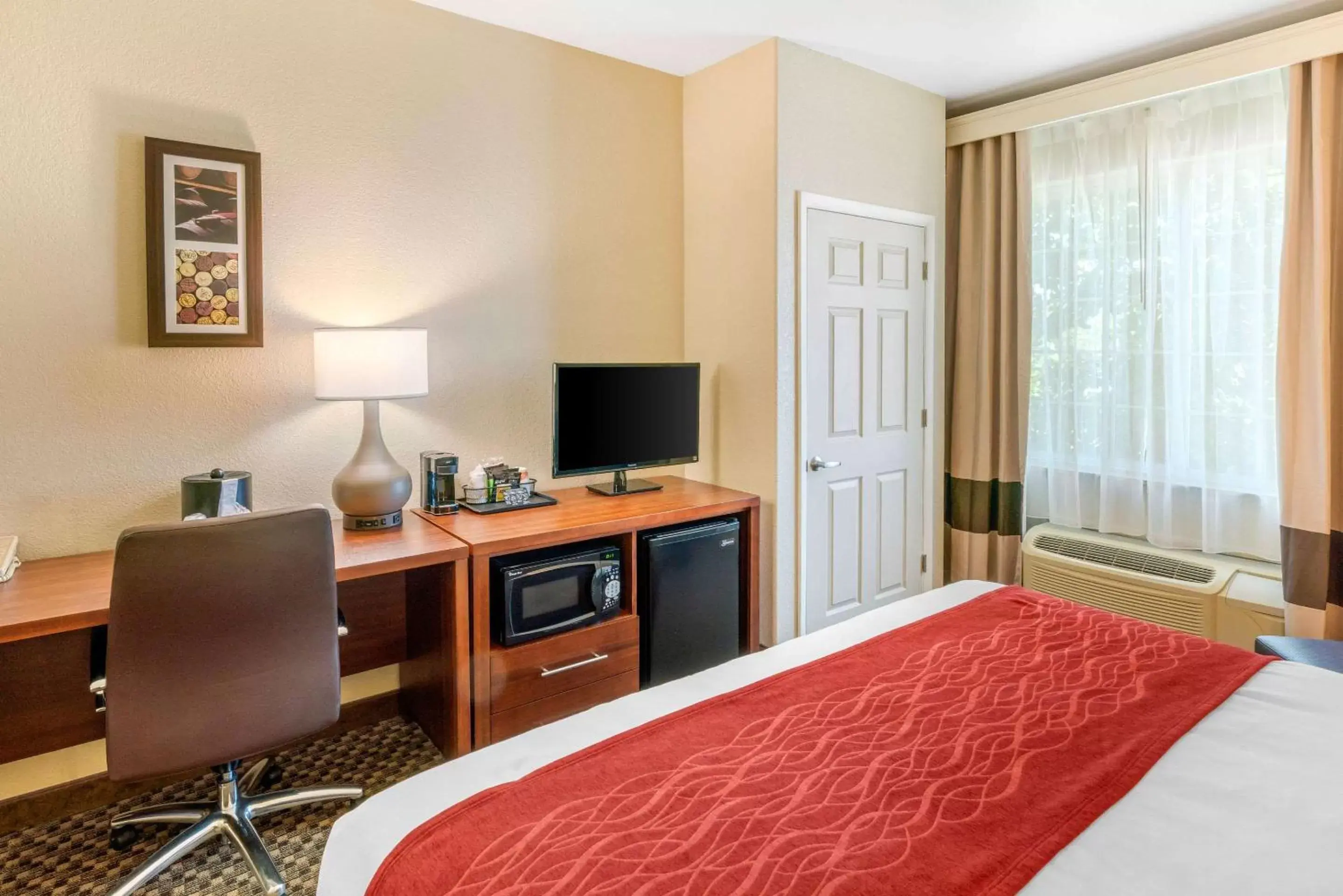 Photo of the whole room, TV/Entertainment Center in Comfort Inn & Suites Galt – Lodi North