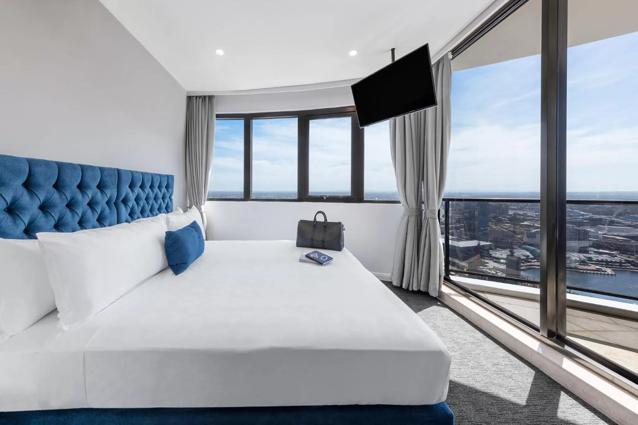 Bed in Meriton Suites Kent Street, Sydney