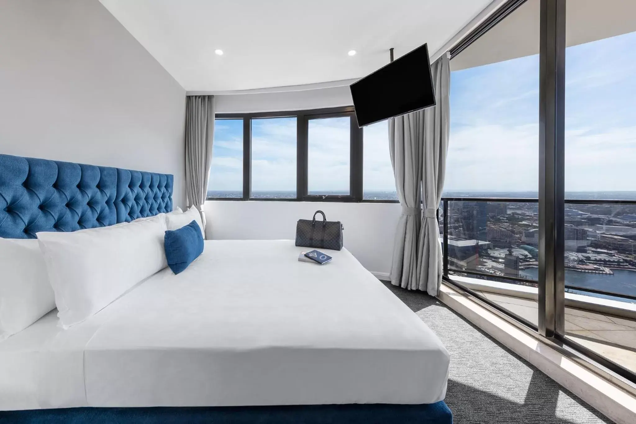 Bed, Sea View in Meriton Suites Kent Street, Sydney