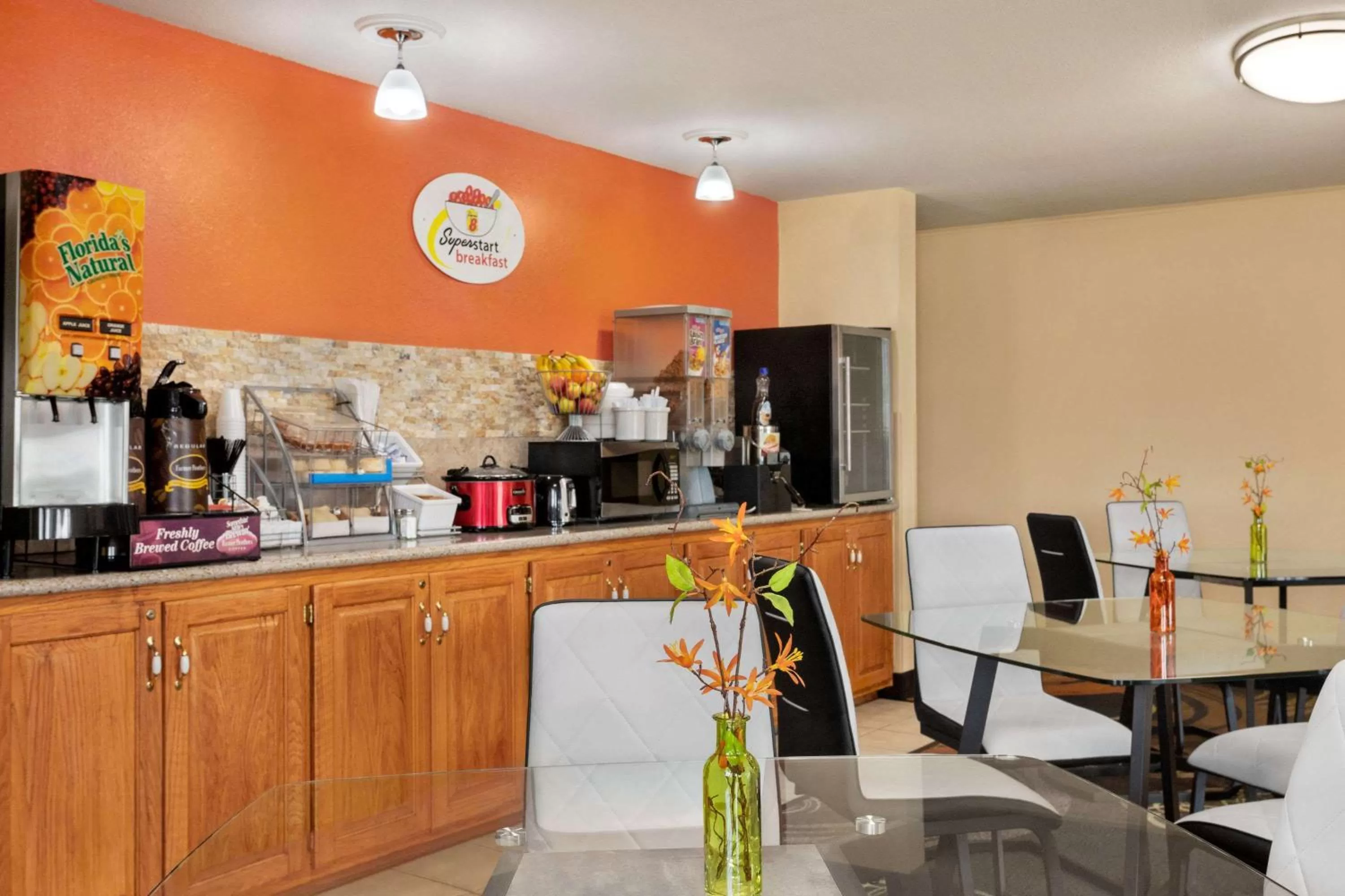 Restaurant/places to eat in Super 8 by Wyndham Holton