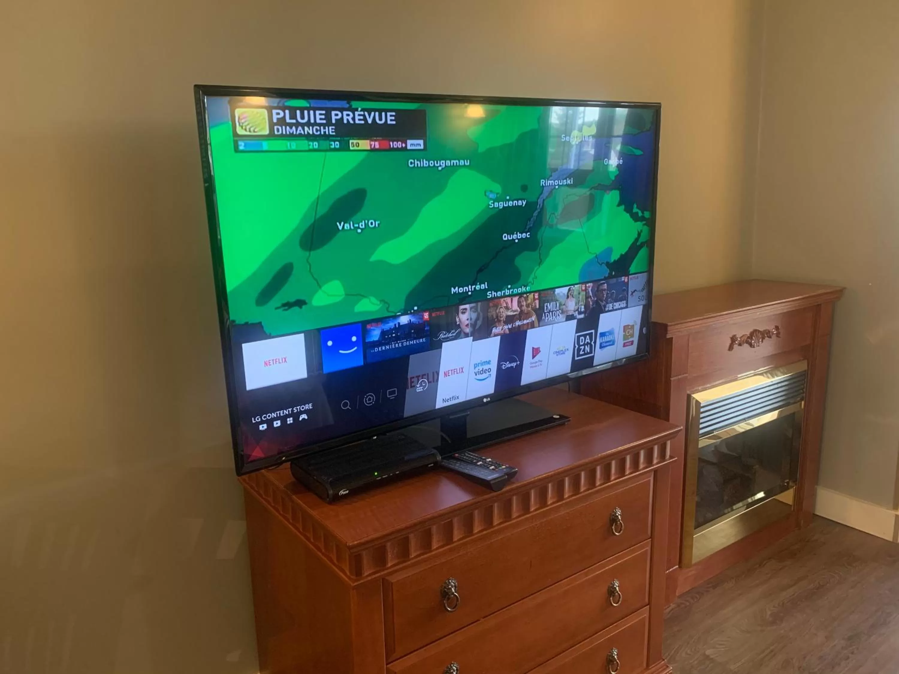 TV and multimedia in Hotel and Suites Les Laurentides