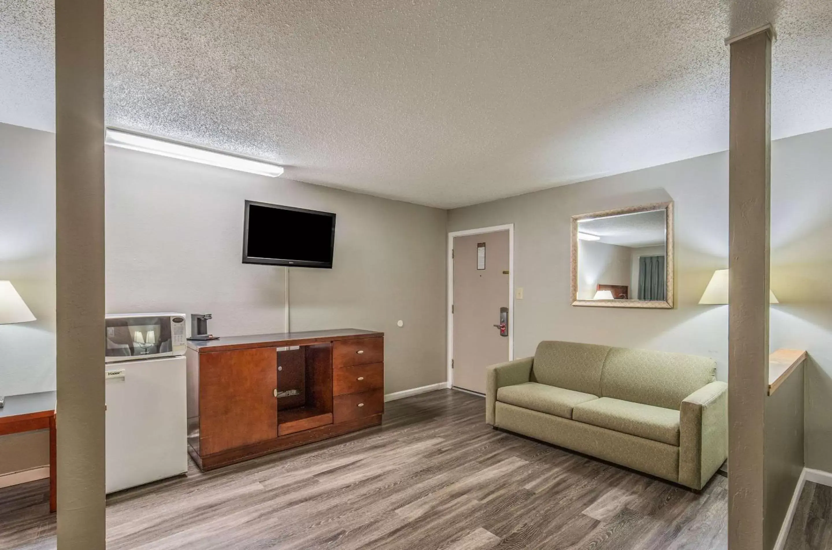 Photo of the whole room, Seating Area in Econo Lodge Yreka