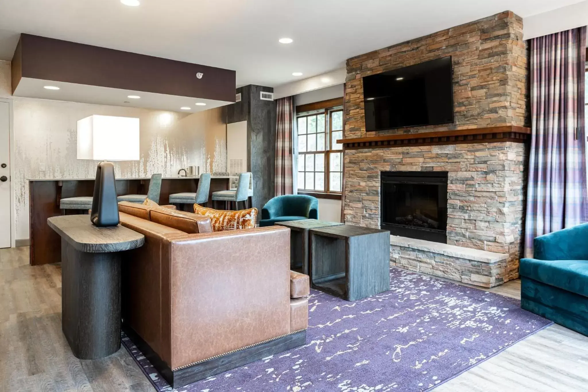 Photo of the whole room, Seating Area in Holiday Inn Resort Deadwood Mountain Grand, an IHG Hotel