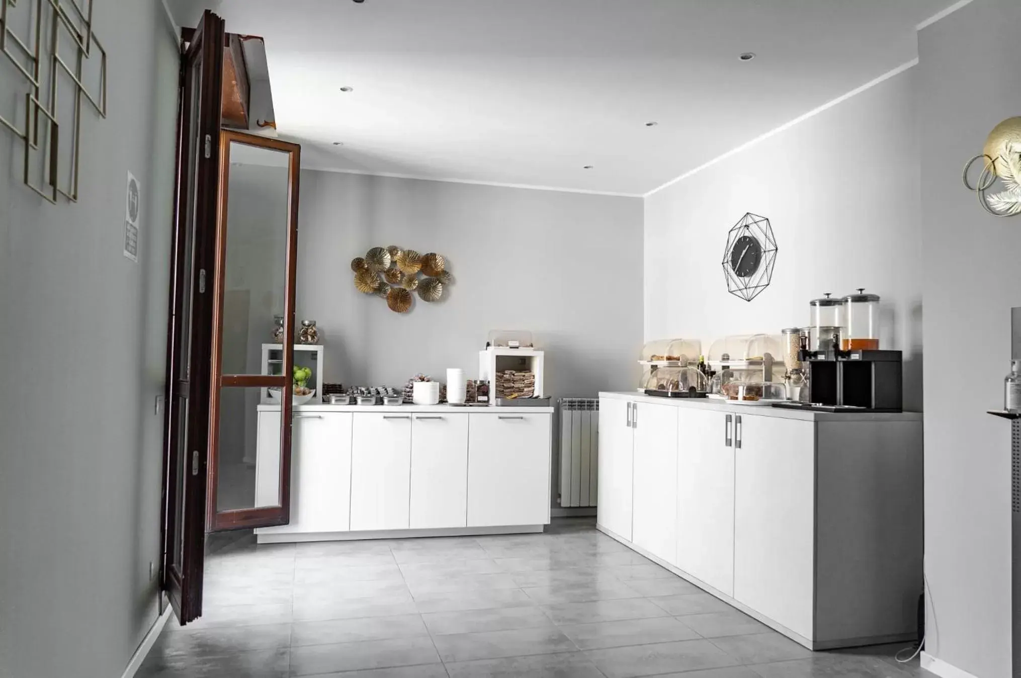 Breakfast, Kitchen/Kitchenette in Carlo Goldoni Hotel