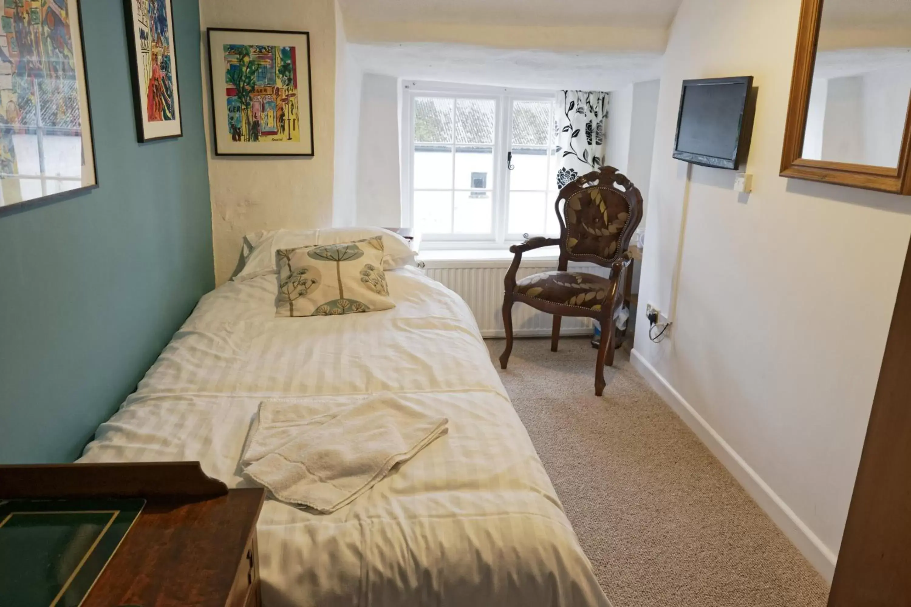 Bed, Seating Area in Rams Head Inn