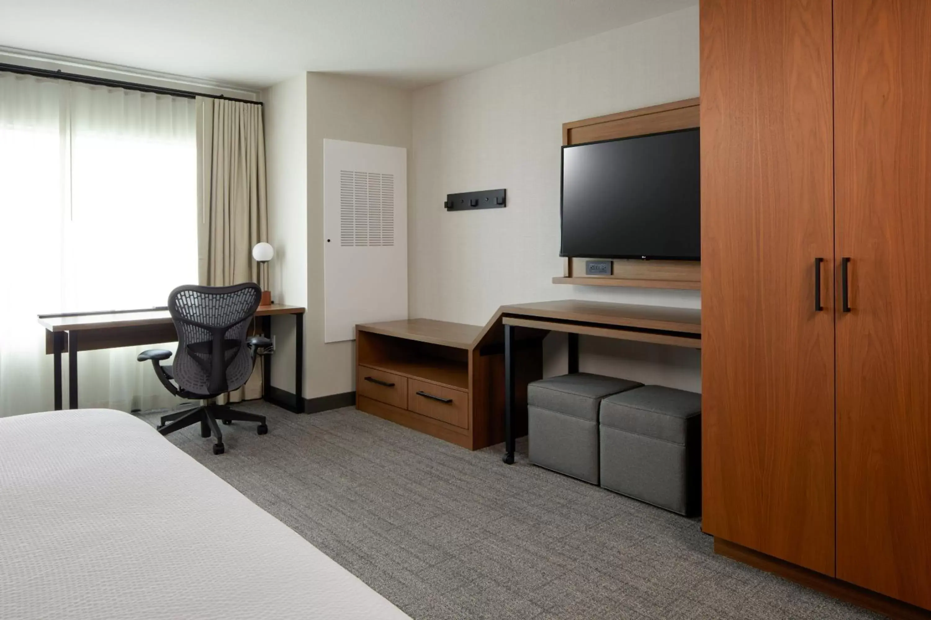 Photo of the whole room, TV/Entertainment Center in Residence Inn by Marriott San Francisco Airport Millbrae Station