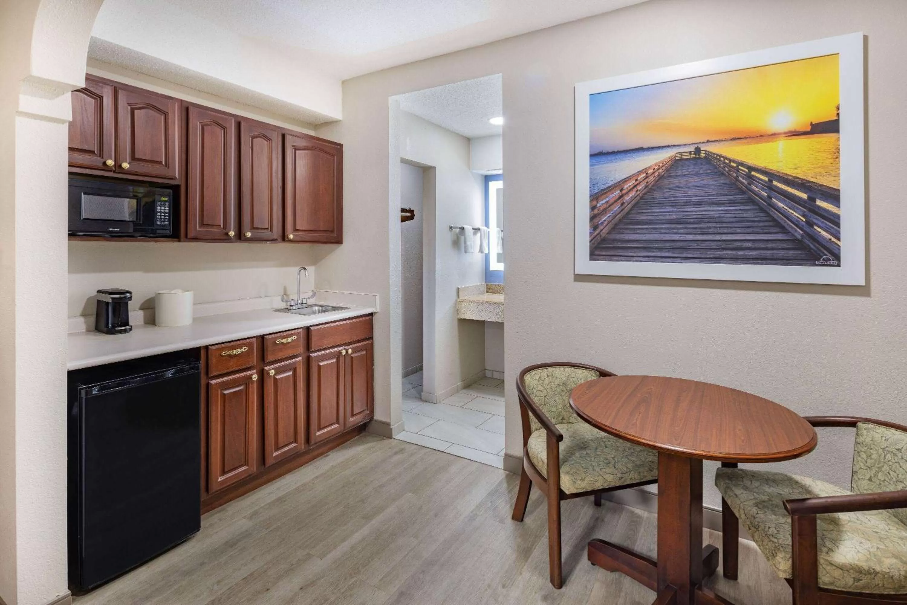 Kitchen or kitchenette in Days Inn & Suites by Wyndham Savannah Midtown