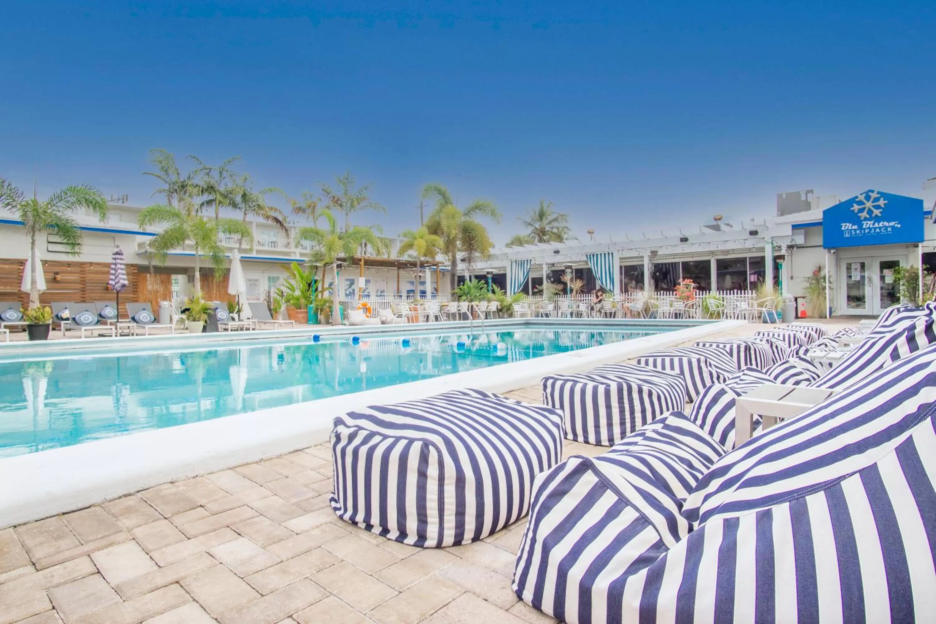 Swimming pool in Skipjack Resort & Marina