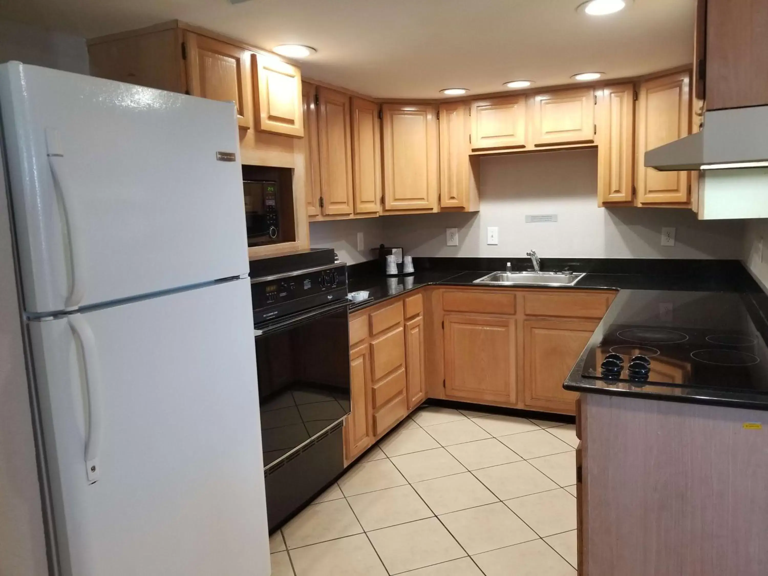 Photo of the whole room, Kitchen/Kitchenette in Best Western Plus Holiday Sands Inn & Suites