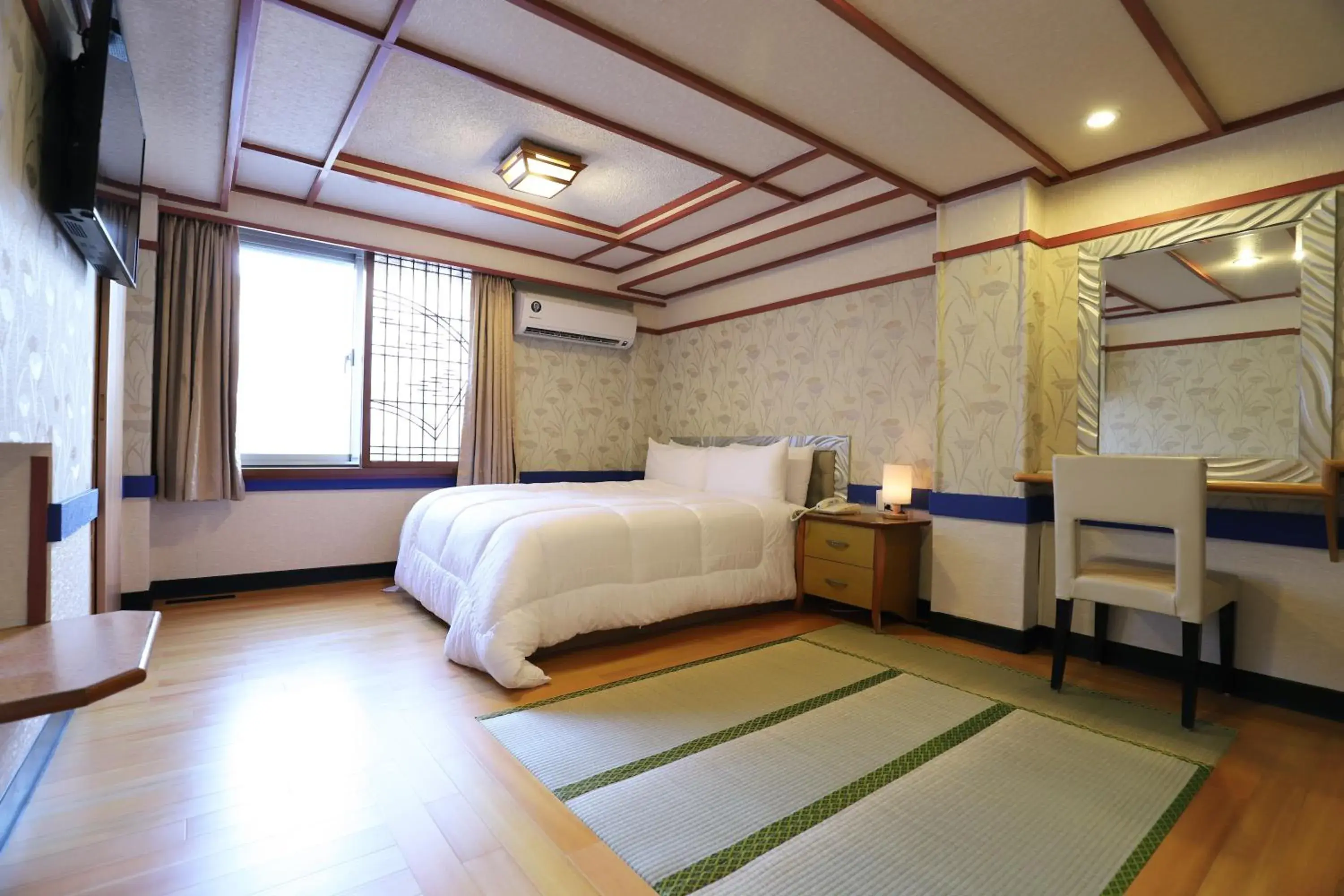 Photo of the whole room, Bed in Phoenix Pavilion Hot Spring Hotel