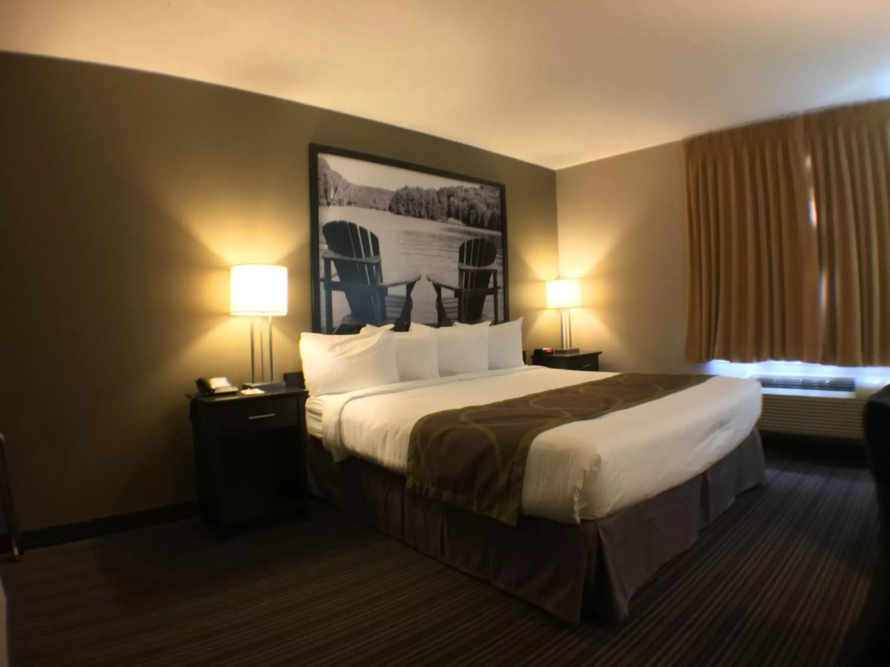 Photo of the whole room, Bed in Super 8 by Wyndham Kapuskasing