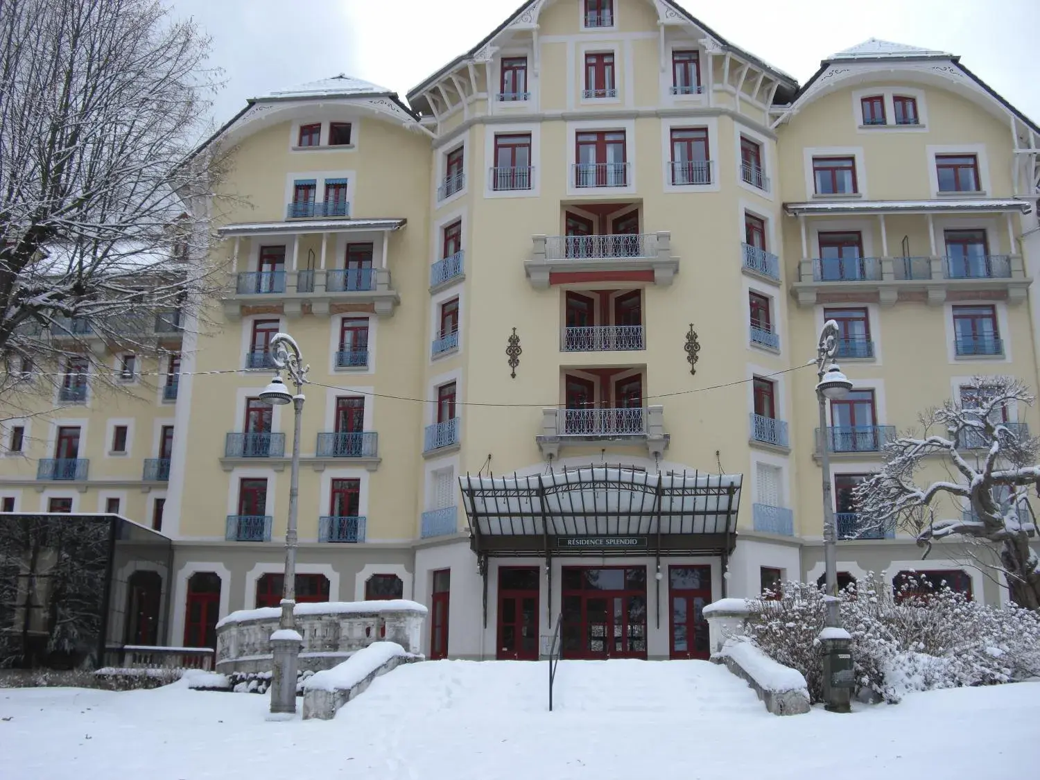 Facade/entrance, Winter in Terres de France - Appart'Hotel le Splendid
