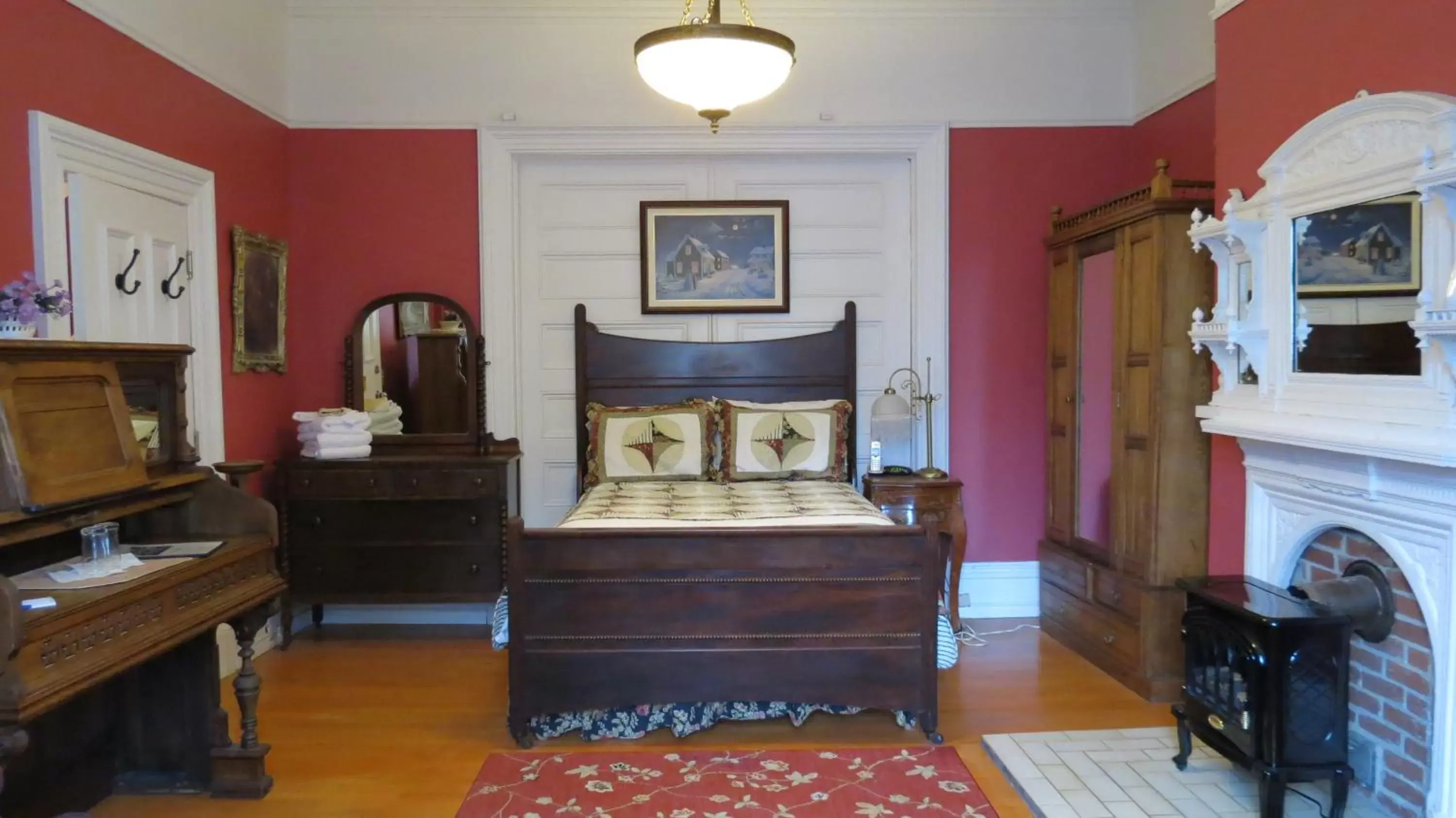 Bed, Lobby/Reception in The Roses Heritage Inn