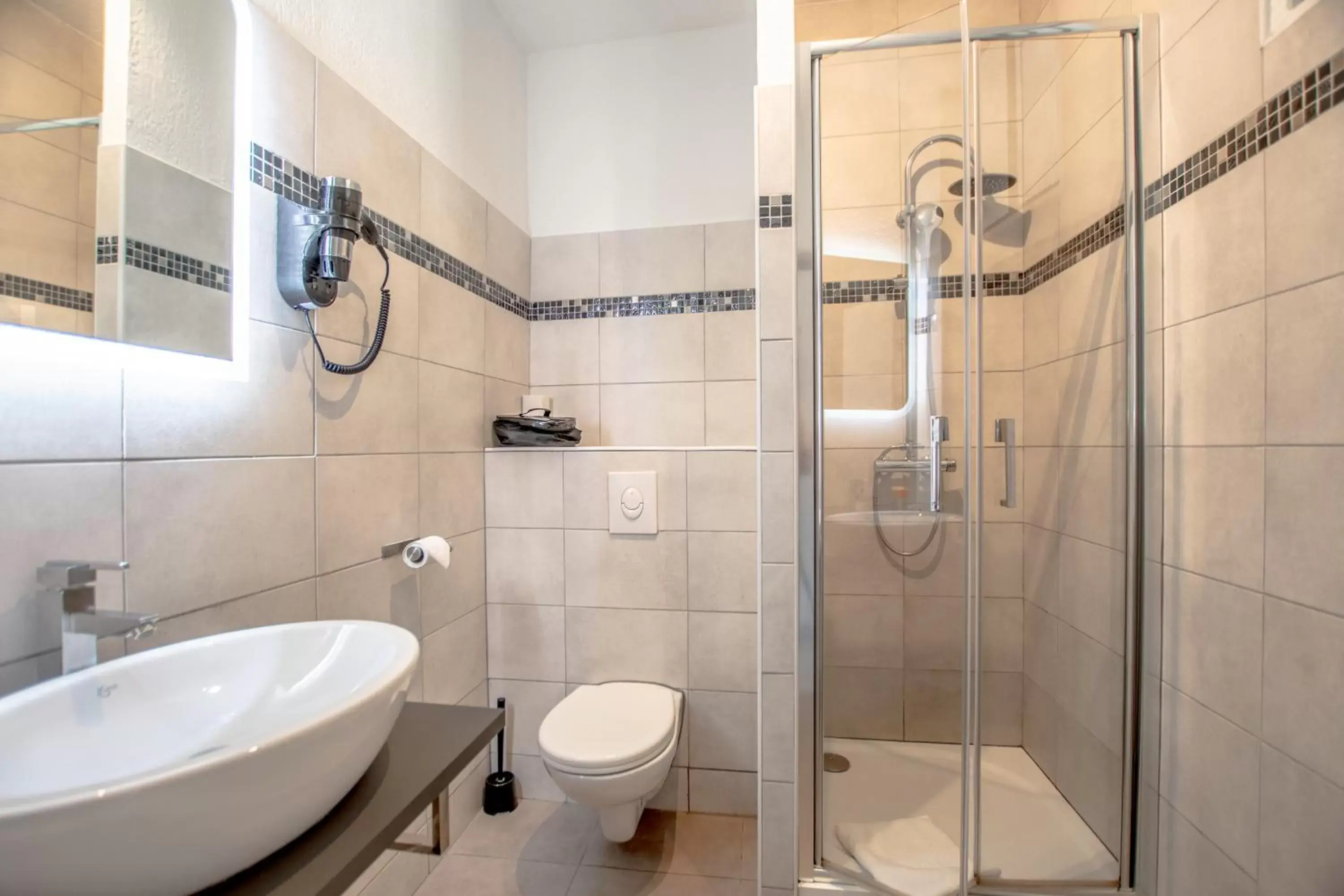 Shower, Bathroom in Hotel Les Palmiers