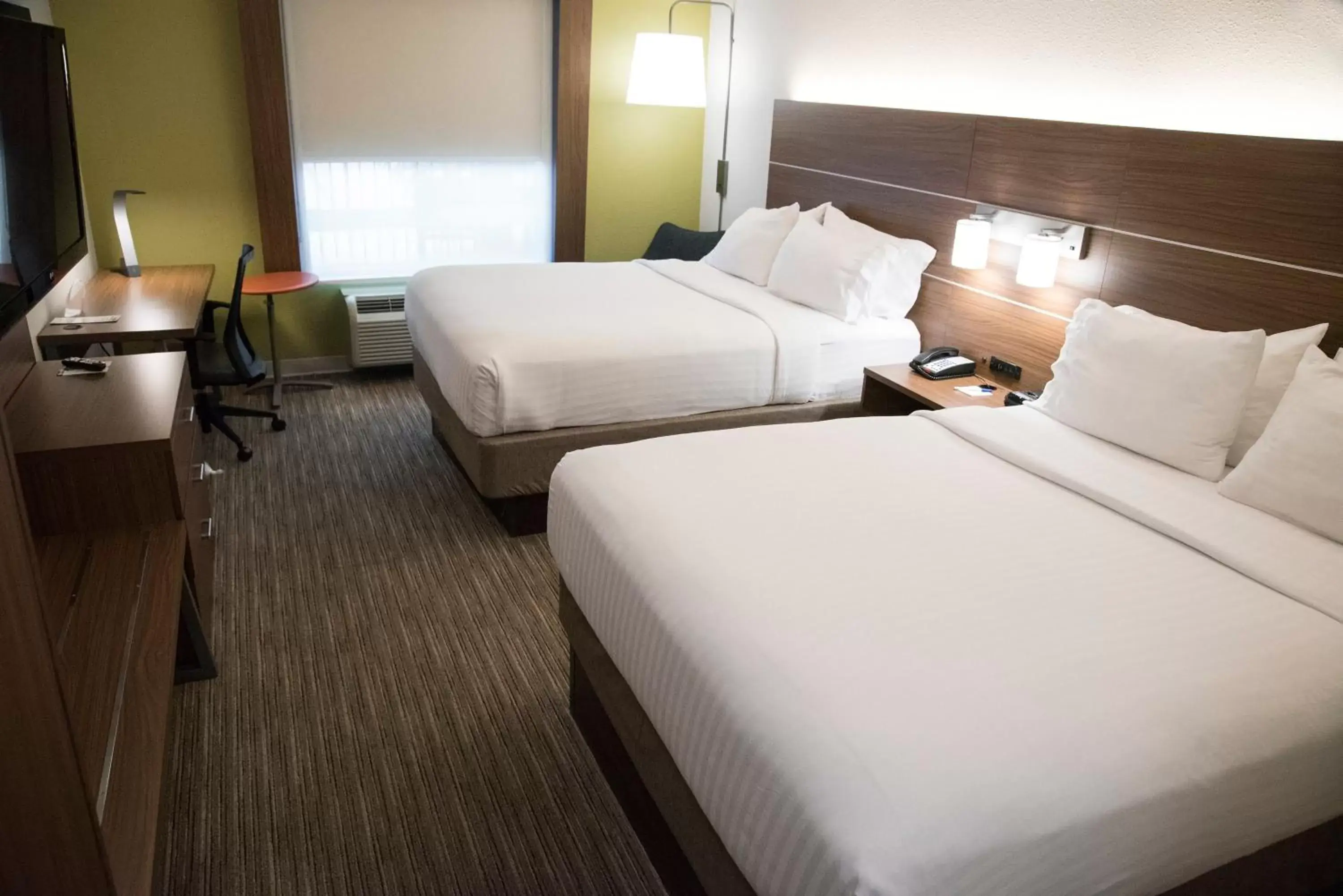 Photo of the whole room, Bed in Holiday Inn Express & Suites Alexandria, an IHG Hotel