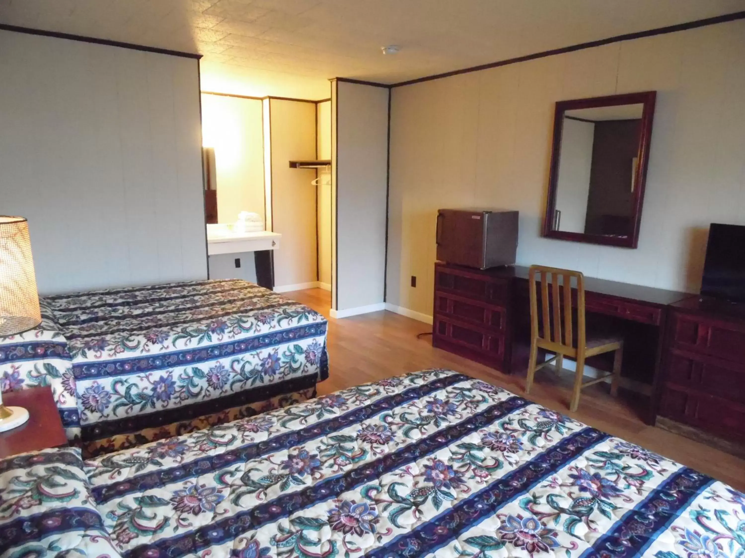 Bedroom, Bed in Glenwood Inn & Conference Center