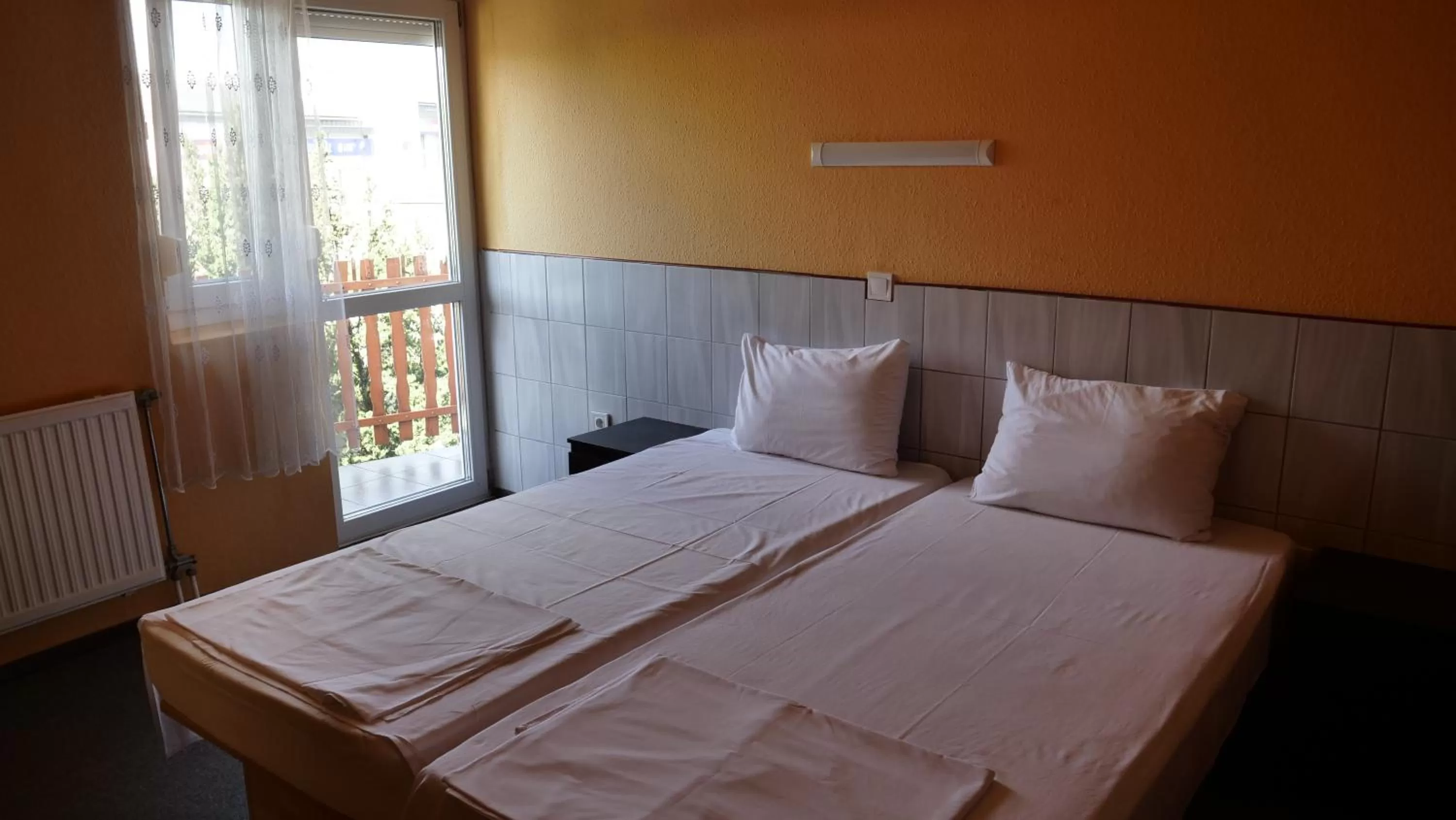 Property building, Bed in Attila Hotel Budapest
