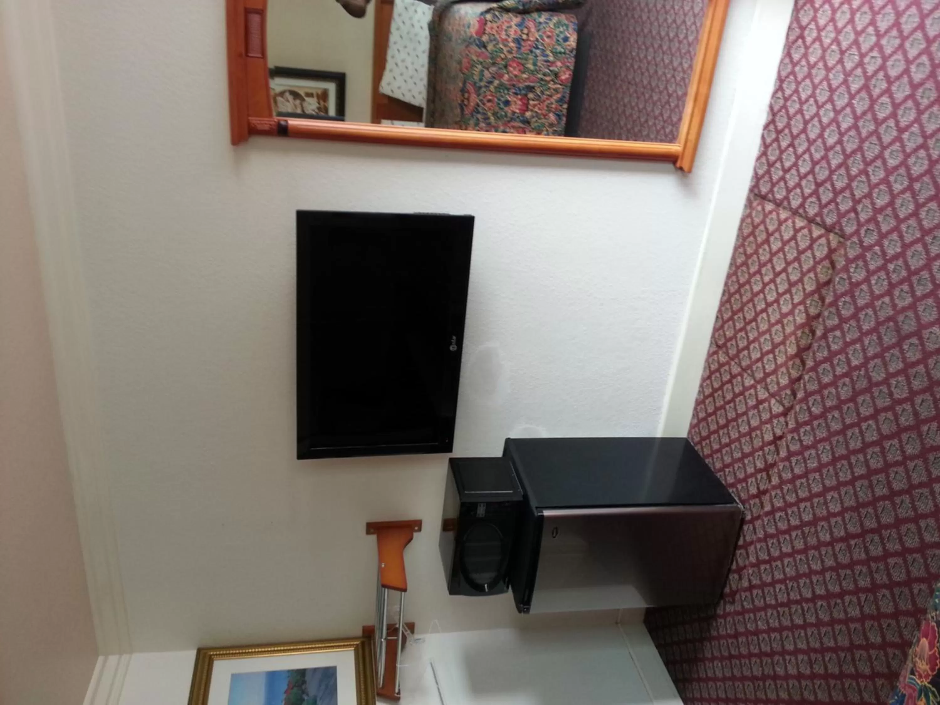 TV and multimedia in Walls Motel Long Beach