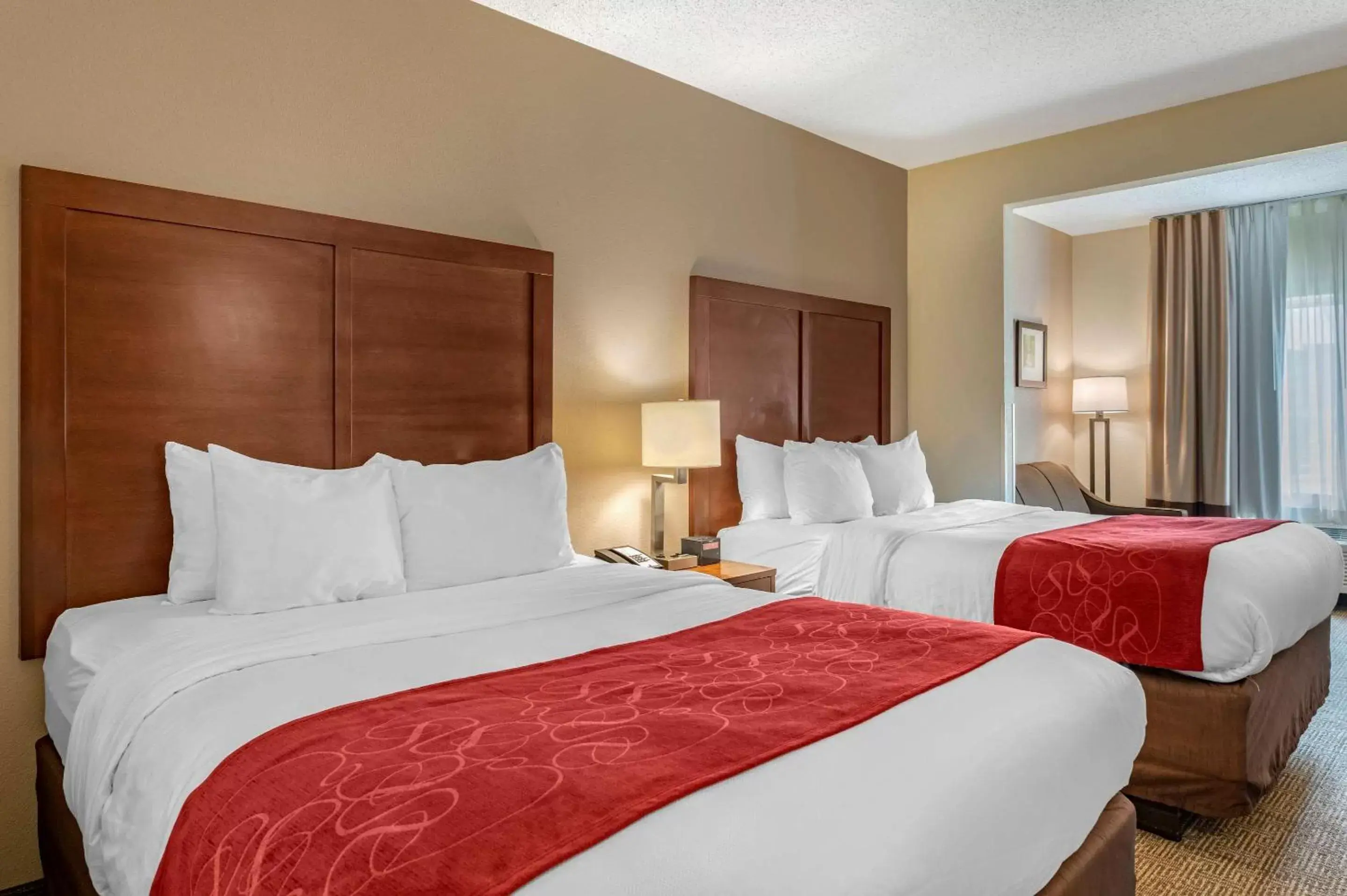Photo of the whole room, Bed in Comfort Suites Columbus West - Hilliard