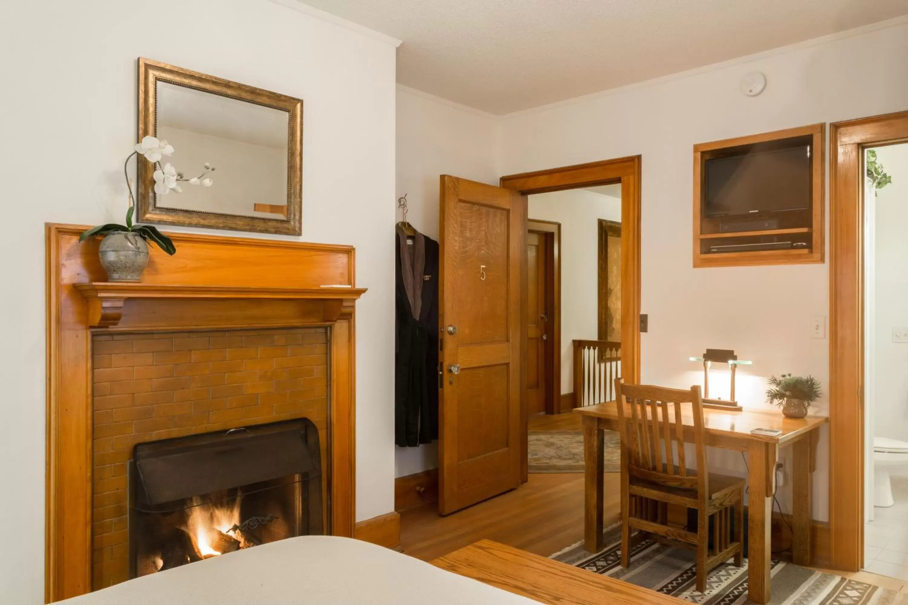 Bedroom, TV/Entertainment Center in Stewart Inn