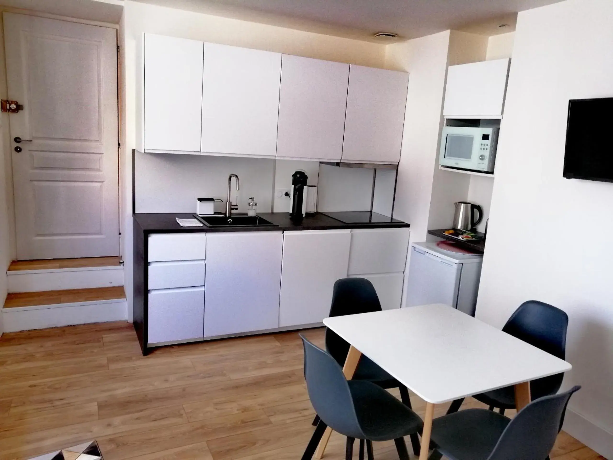 Dining area, Kitchen/Kitchenette in La Maison Grivolas