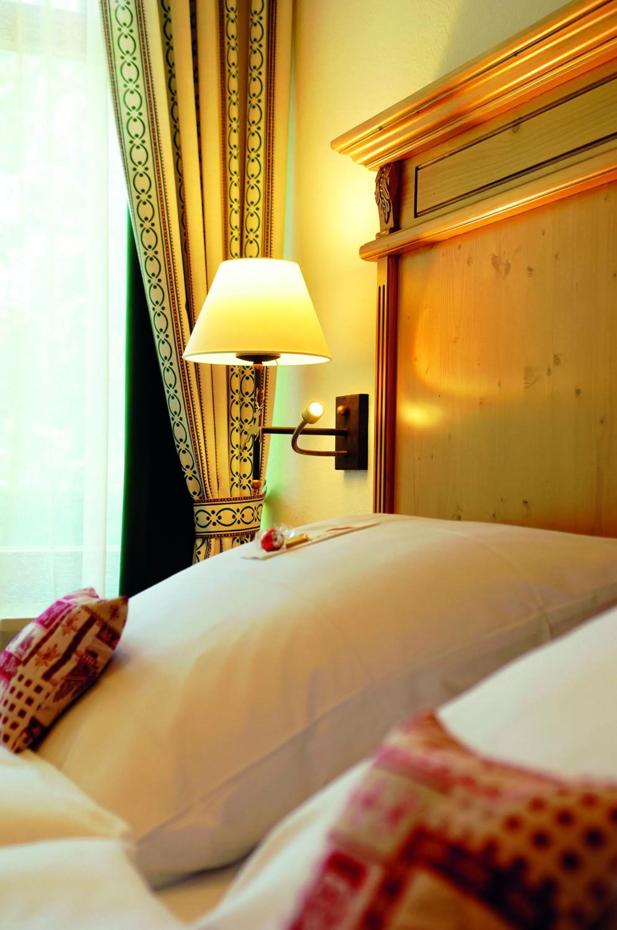 Decorative detail, Bed in Hotel Alpenhof - ruhige Wohlfühloase zwischen München, dem Fünf-Seenland und den Bergen, in S-Bahnnähe