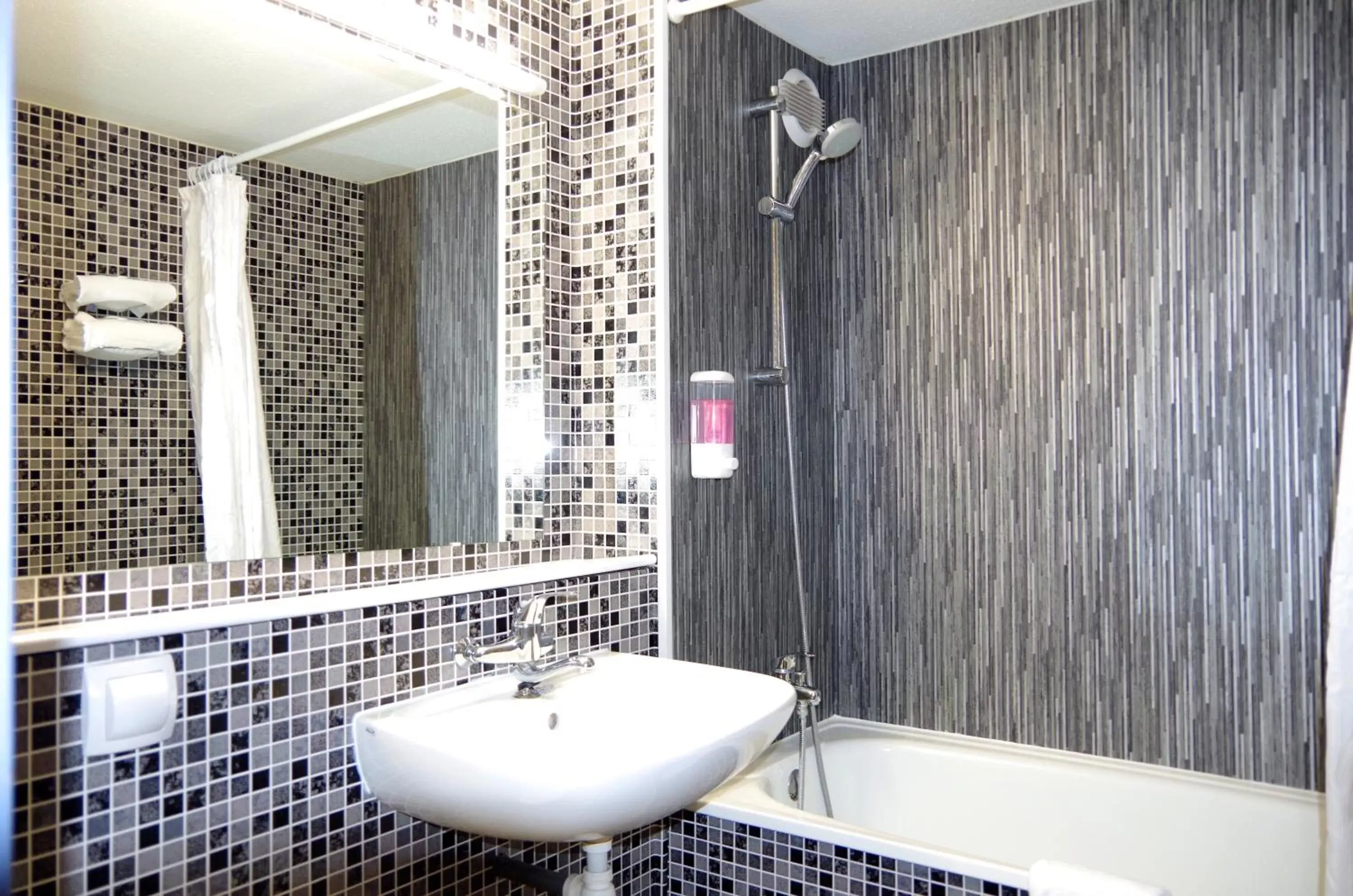 Shower, Bathroom in Hôtel Restaurant Kyriad de Péronne