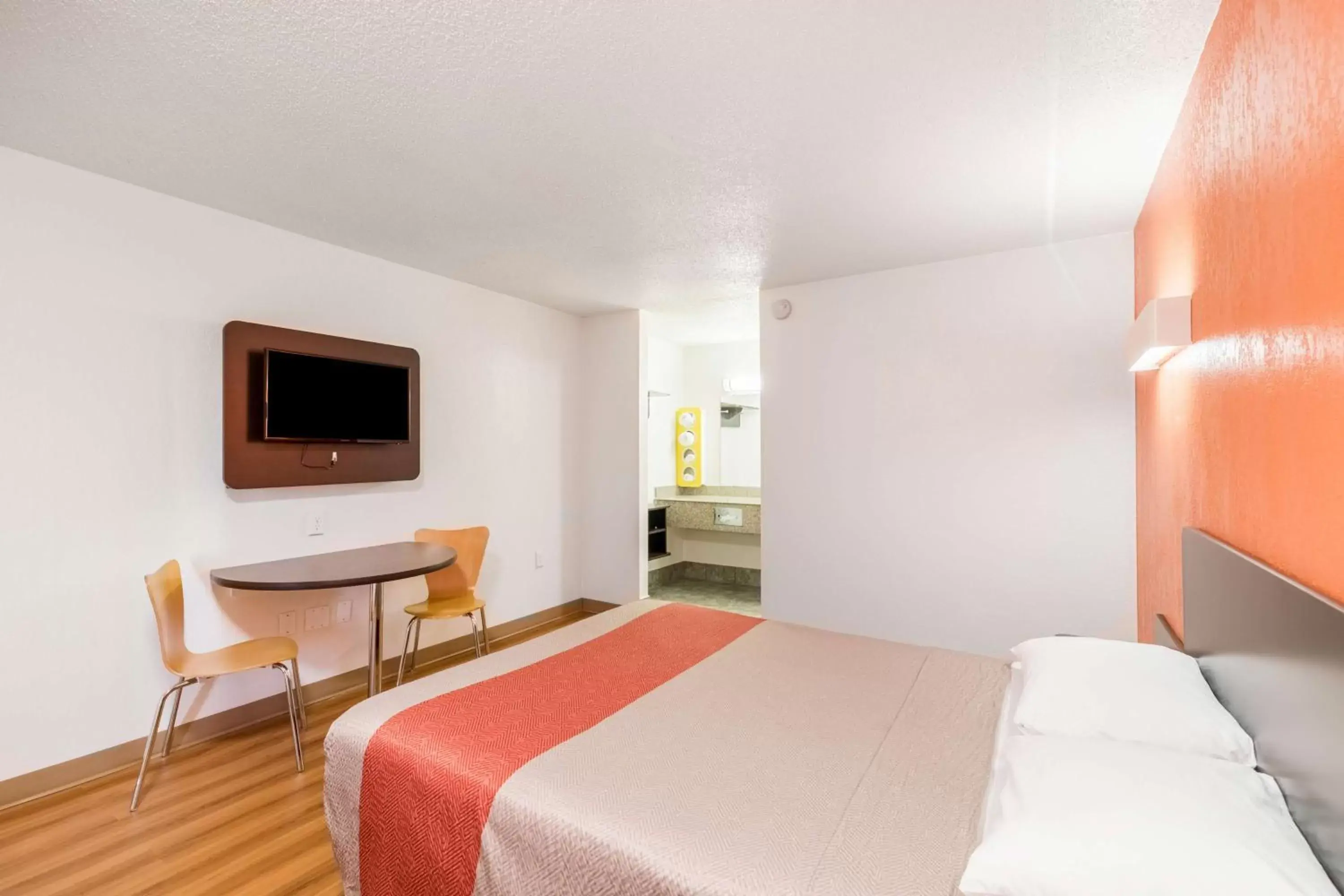 TV and multimedia, Bed in Motel 6-Oklahoma City, OK - Bricktown