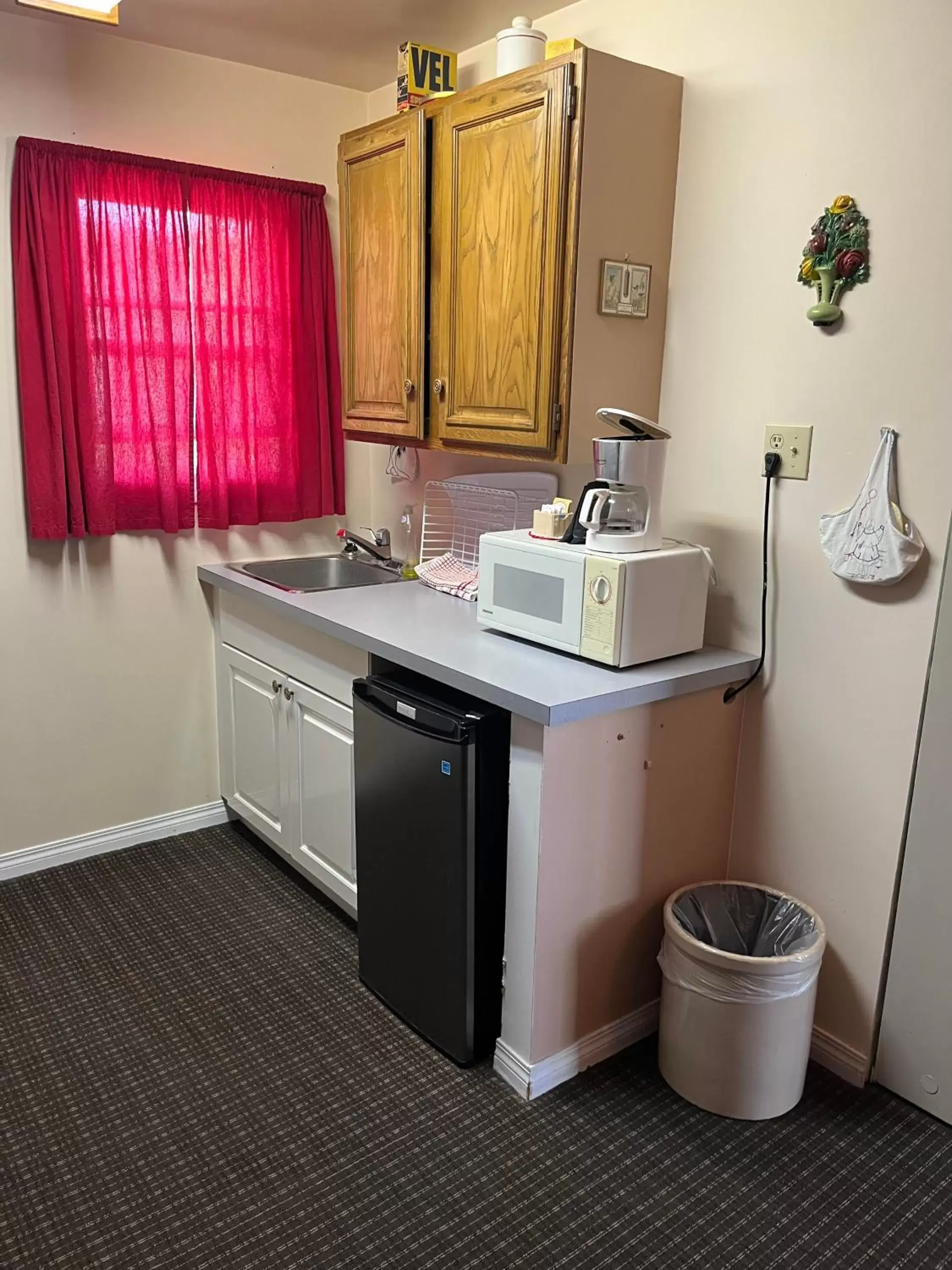 Kitchen/Kitchenette in Bluebird Motel