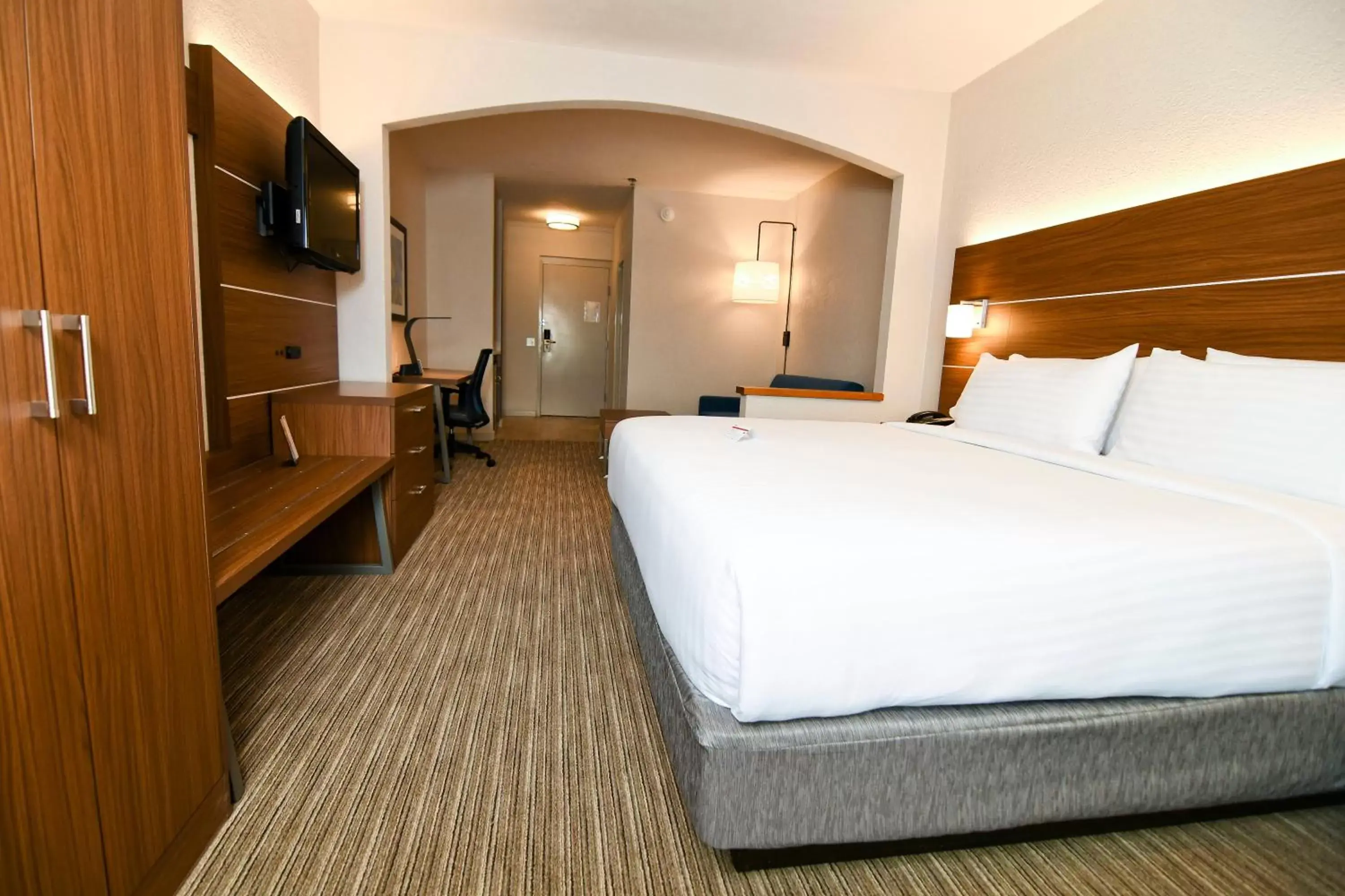 Bedroom, Bed in Holiday Inn Express Hotel & Suites Port Clinton-Catawba Island, an IHG Hotel
