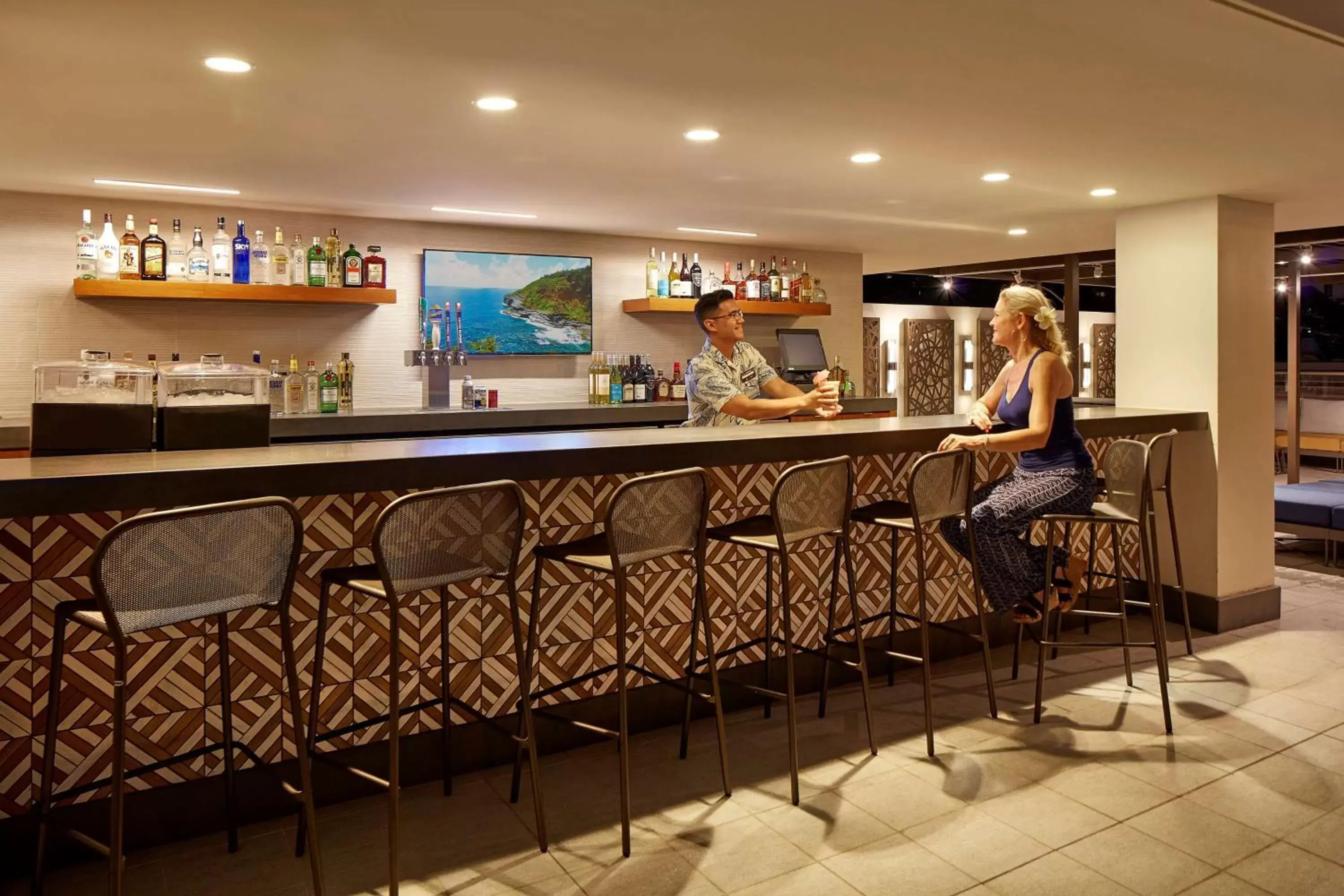 Lounge or bar in Hilton Garden Inn Waikiki Beach