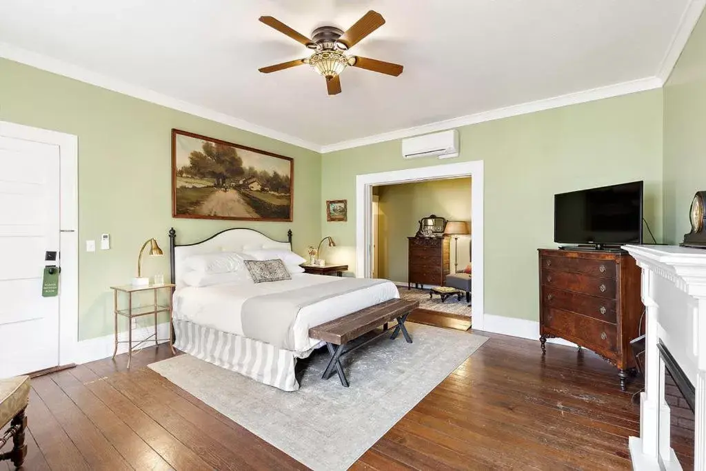 Bedroom, Bed in McCully House Inn