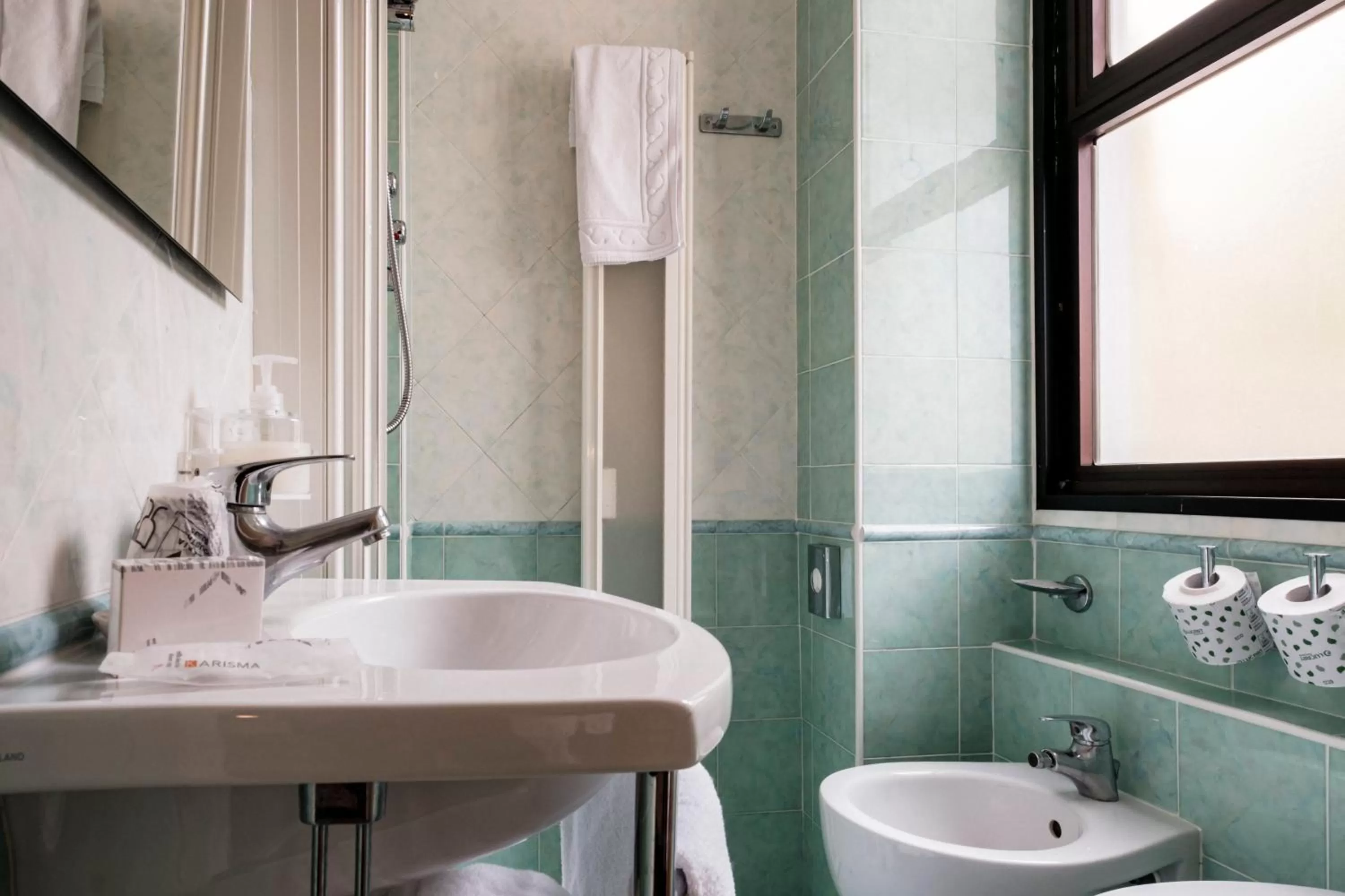 Shower, Bathroom in Hotel Augustus